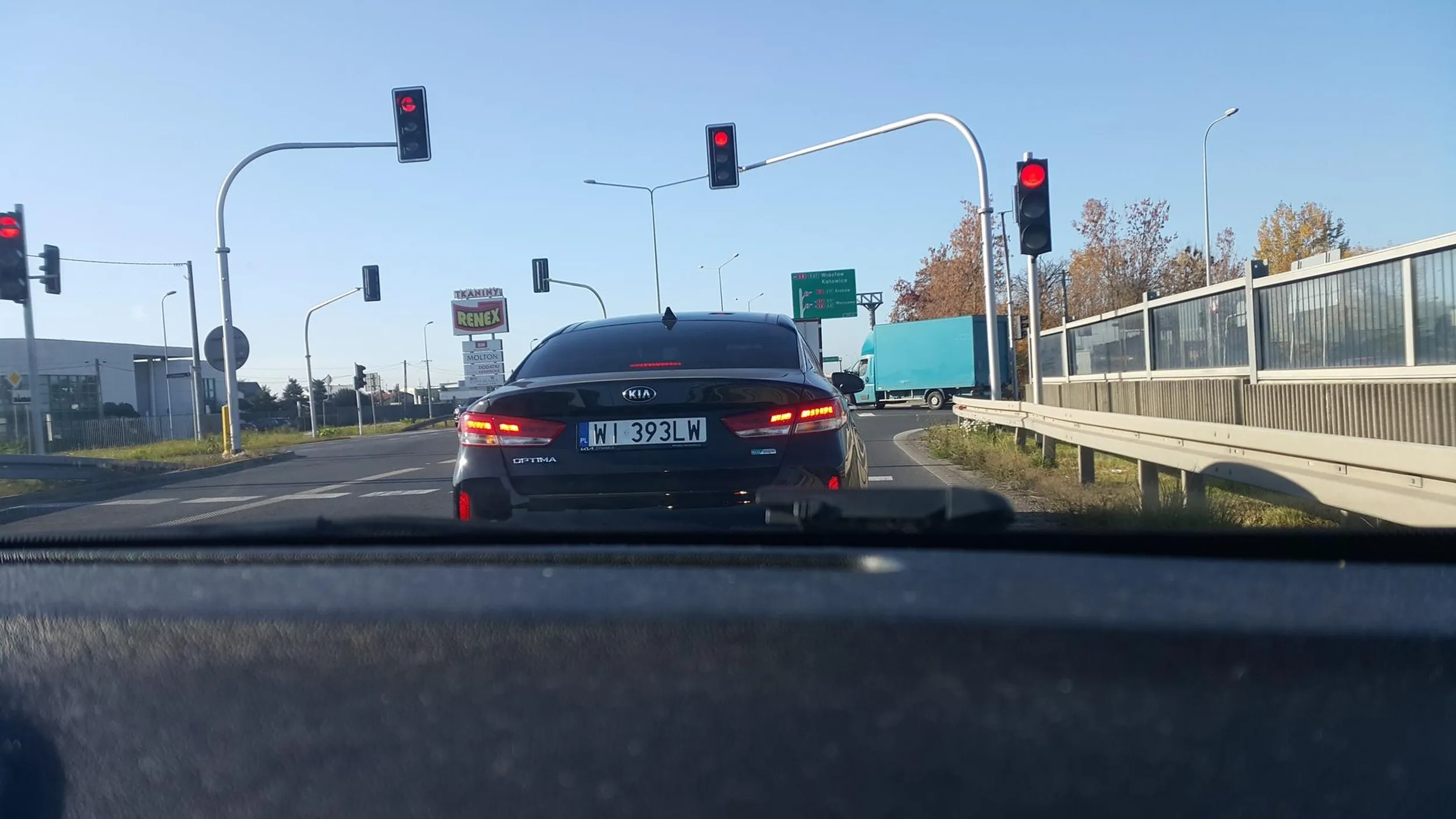 Człowieku! obudź się! Zmuszasz innych kierowców do nagłego hamowania! Podstawowa zasada: najpierw sygnalizacja zamiaru wykonywania manewru a dopiero później jego realizacja.