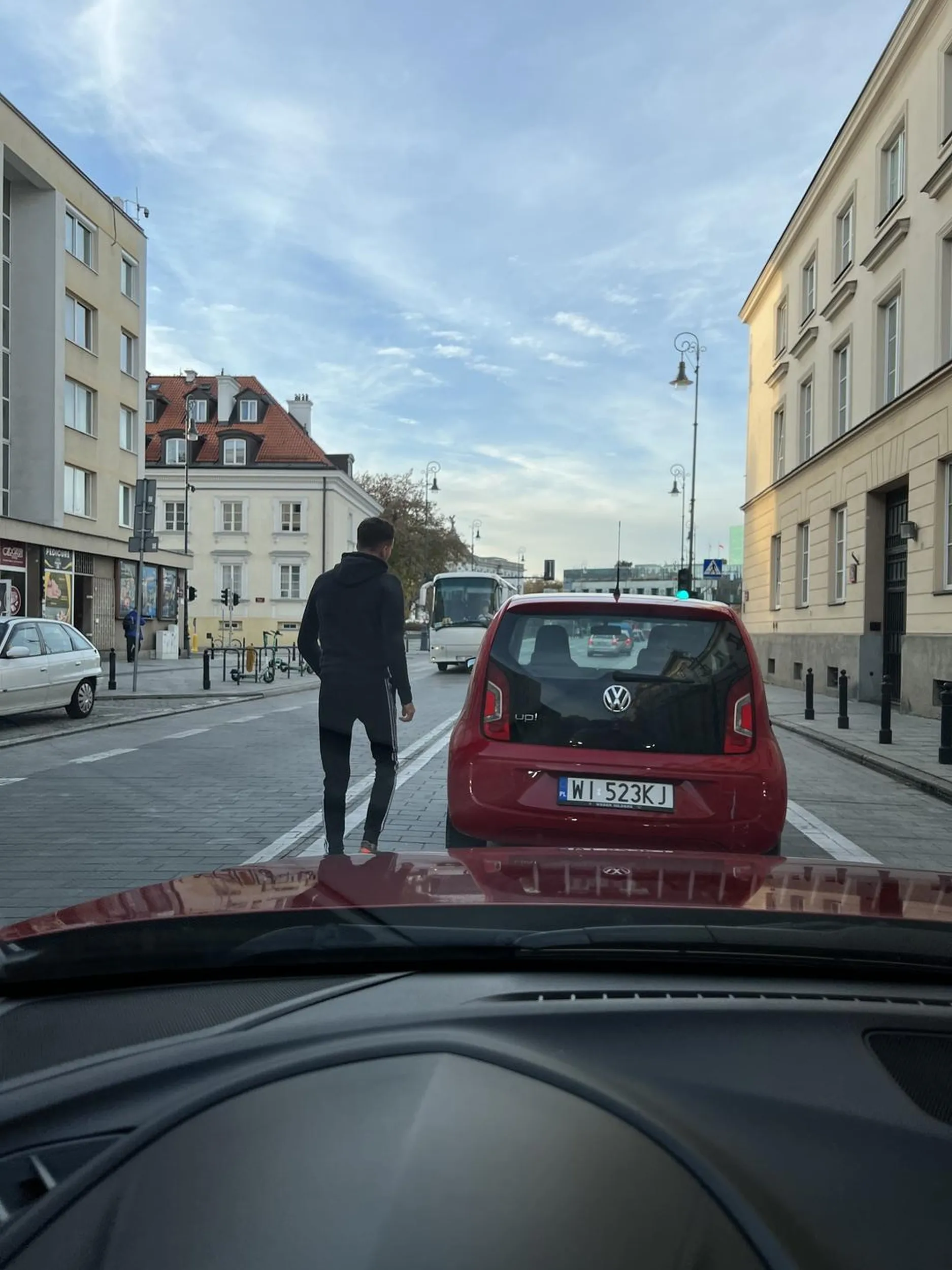 Korzystanie z kierunkowskazów to dla niego czarna magia, wciska się, hamuje na chama i wyskakuje z łapami. Ale jest nagranie. Pozdro stopagresjidrogowen