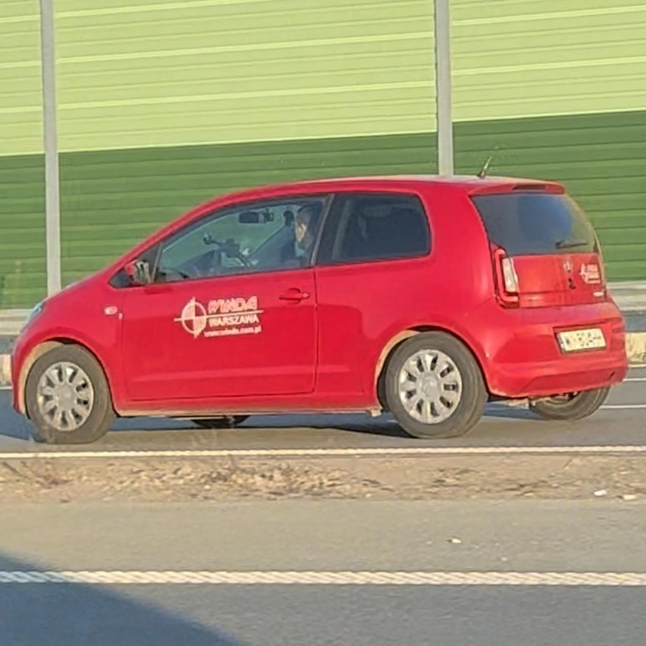 Przed chwilą miałam bardzo nieprzyjemną sytuację na trasie S2; zaraz przed wjazdem do tunelu usiadła mi z tyłu na zderzaku czerwona SKODA CITYGO, a w środku prowadziła ją jakaś ameba drogowa. Człowiek nie zna chyba podstawowych zasad kodeksu ruchu drogowego bo jechał dosłownie kilka centymetrów na zderzaku, a w momencie kiedy musiałem lekko zwolnić aby wpuścić samochód przede mnie zaczęły się jakieś dantejskie sceny; zaczął się ścigać, zajeżdżał drogę, hamował ruch na autostradzie prawie do zera, jeździł zygzakiem jakby był naćpany lub pijany, jak próbowałem go zatrzymać zatrzymać to uciek w prawo na Wilanów. Oby ta winda spadła Ci na głowę!