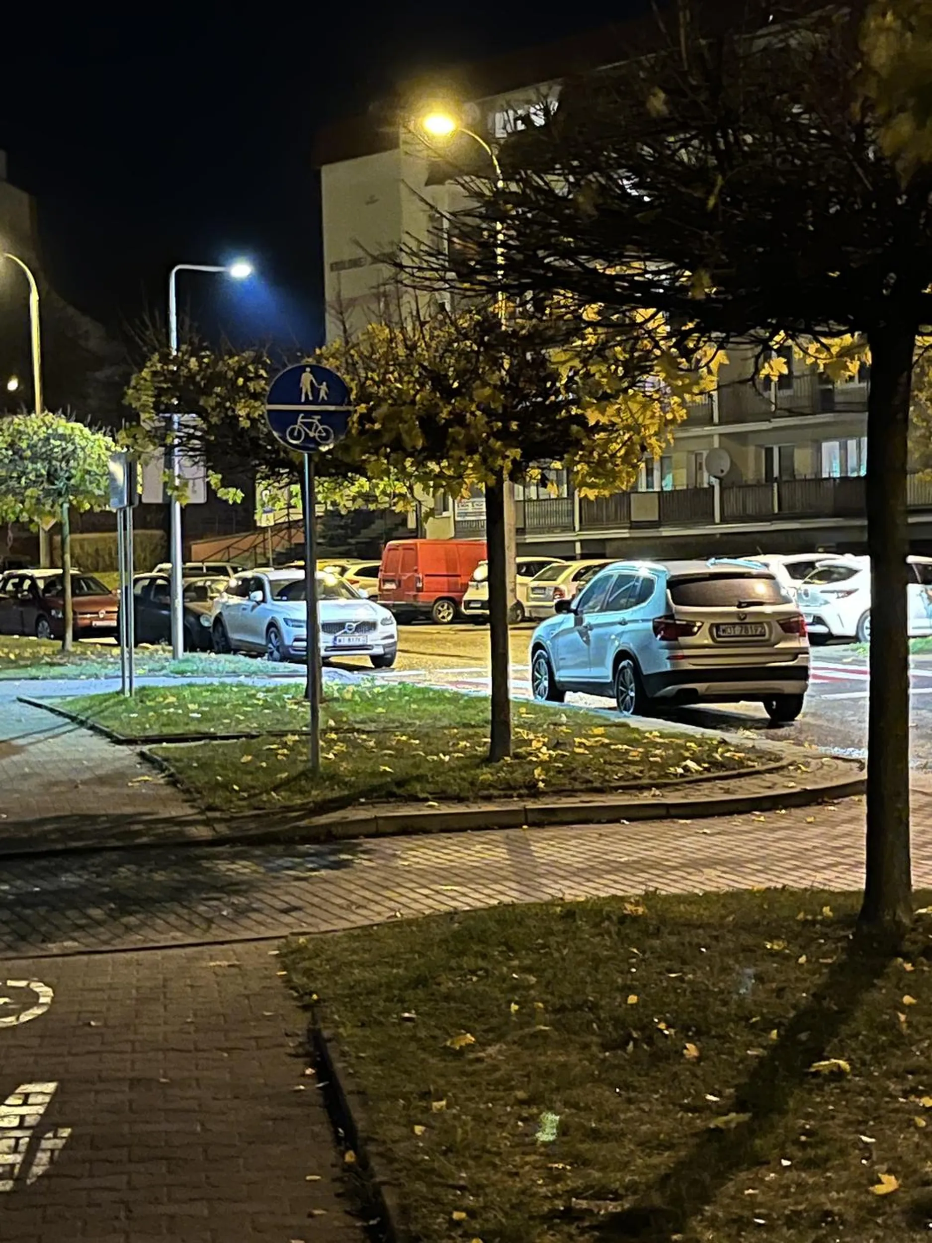 świetnie zaparkowany samochod 0,5m przed przejściem dla pieszych