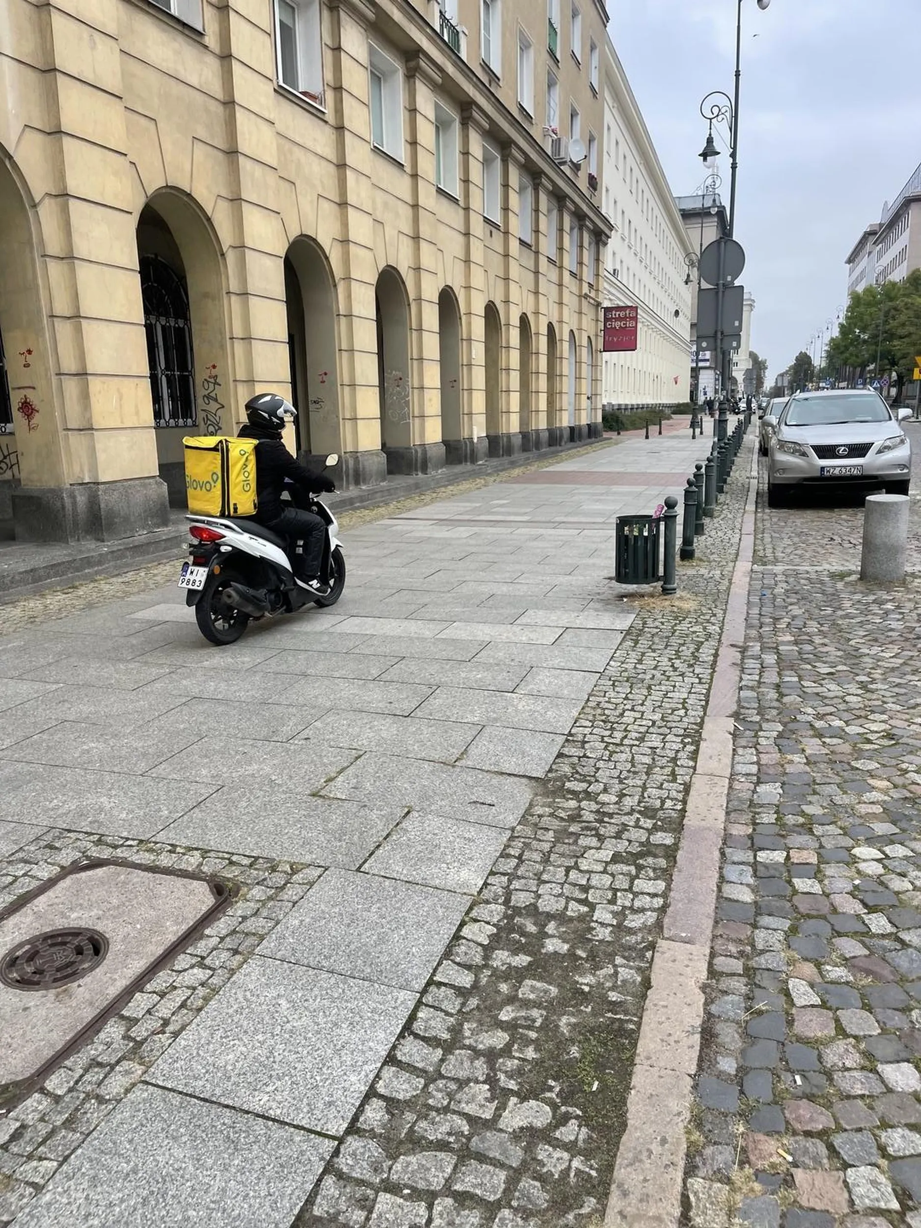 Śmieć z GLOVO nie potrafiący ani po polsku ani po ang chciał mnie trzykrotnie przejechać na chodniku, sprawa zgłoszona na policję tego samego dnia.