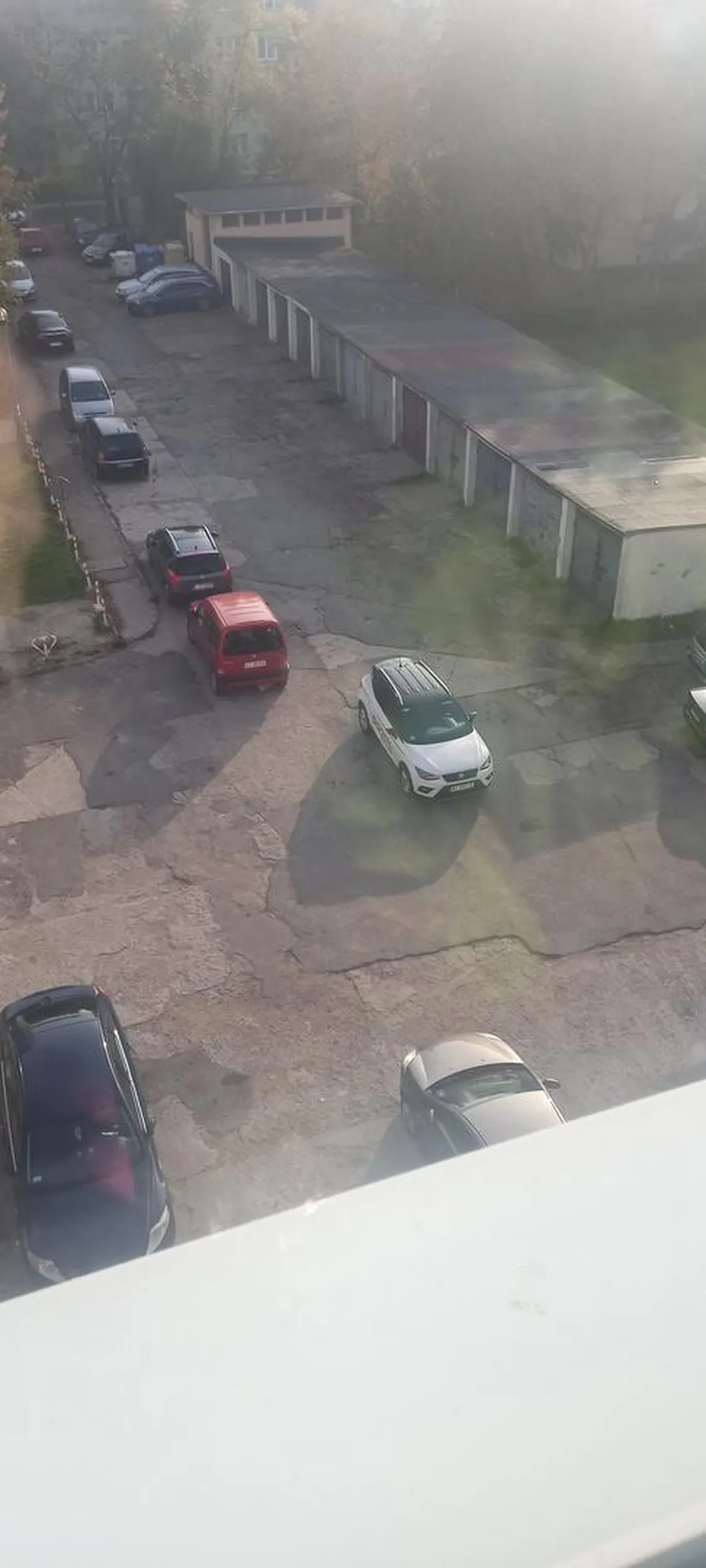 Od dłuższego czasu użytkownik/użytkownicy parkuje/ą na środki drogi utrudniając wyjazd spod bloku.