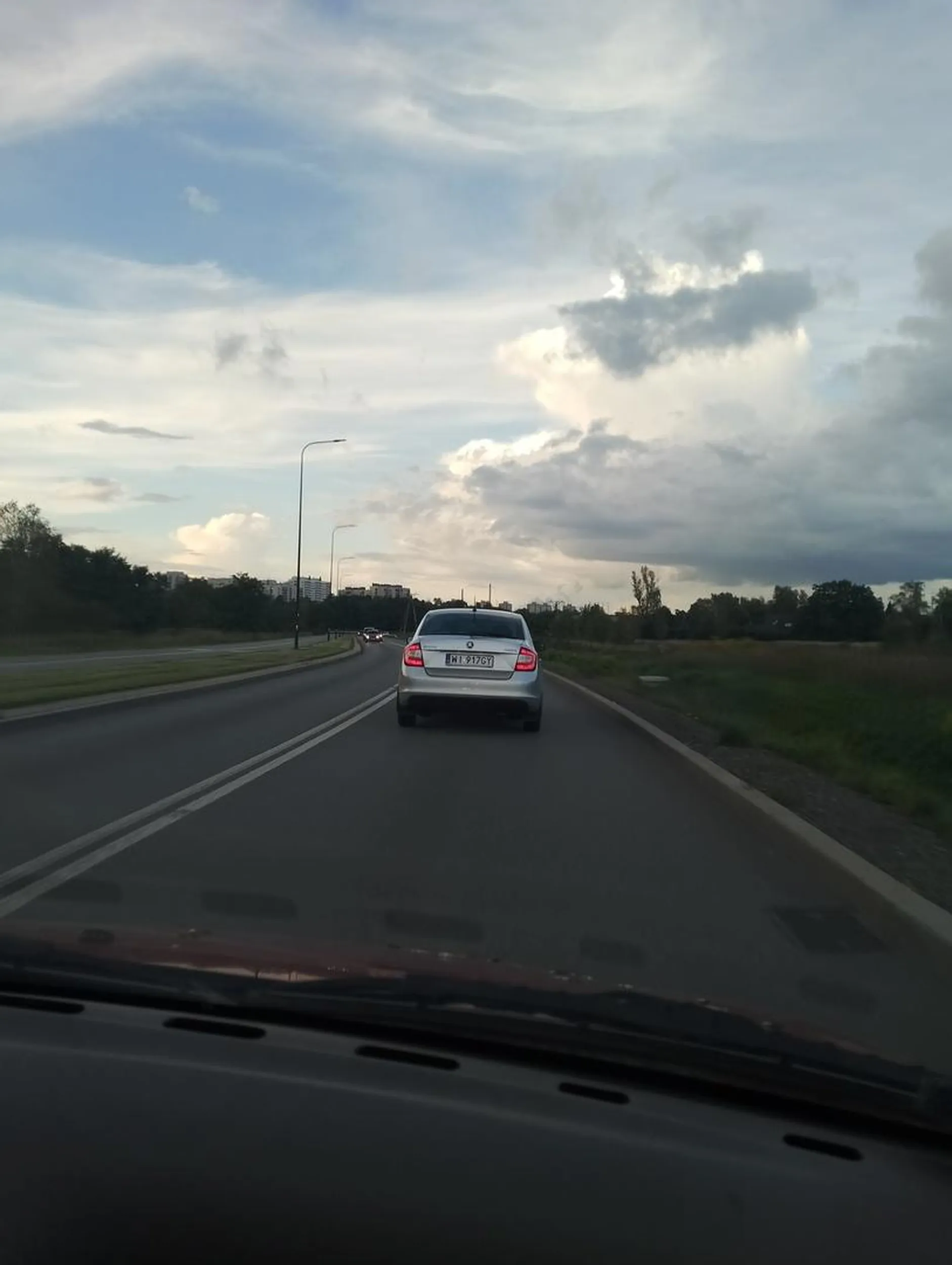 Skoda bez migaczy pan lubi sobie nagle zahamowac lub przyspieszyć na pustej drodze