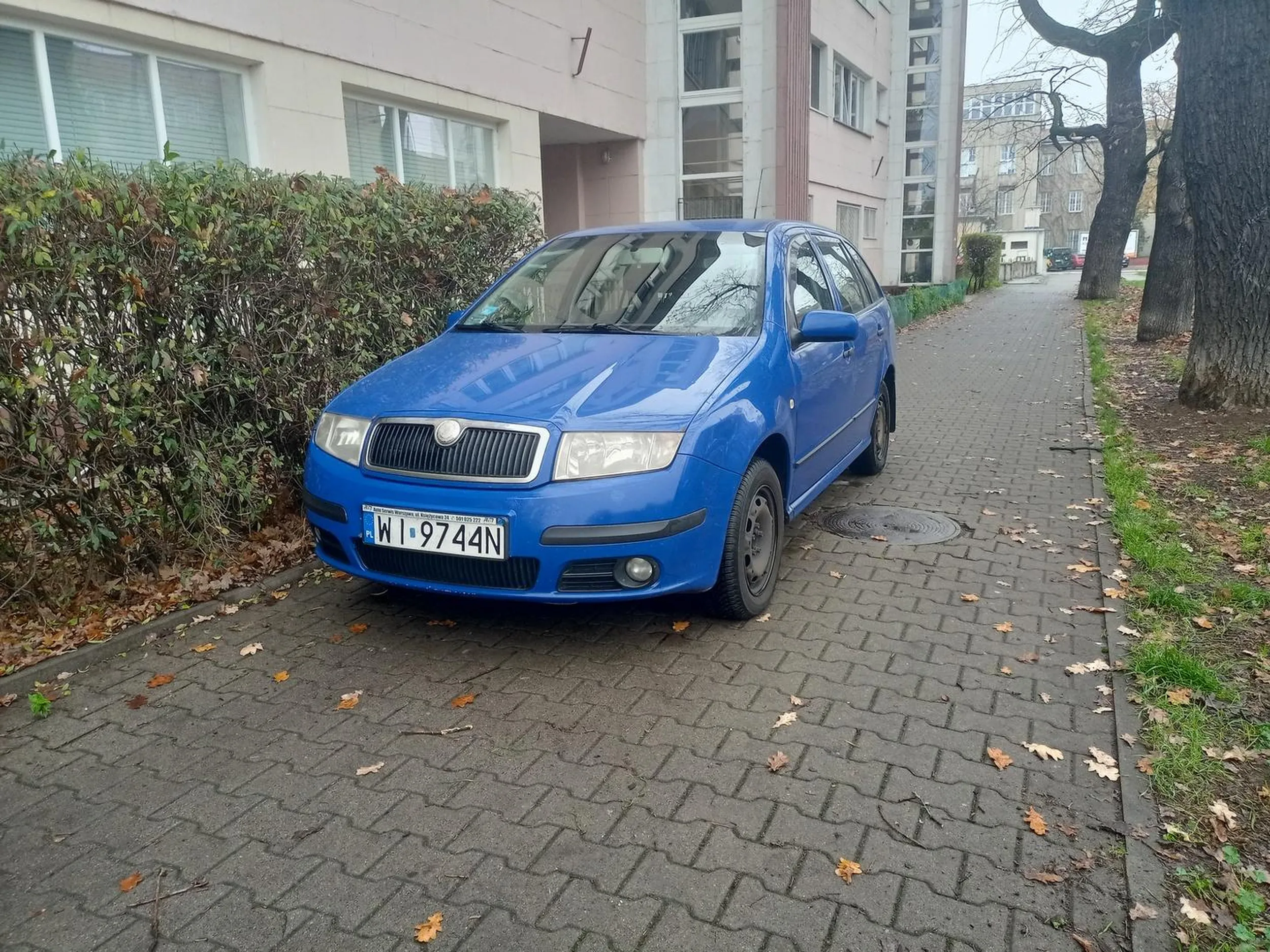 Pan z niebieskiej Fabii chyba nie wie, że się nie parkuje na chodniku...