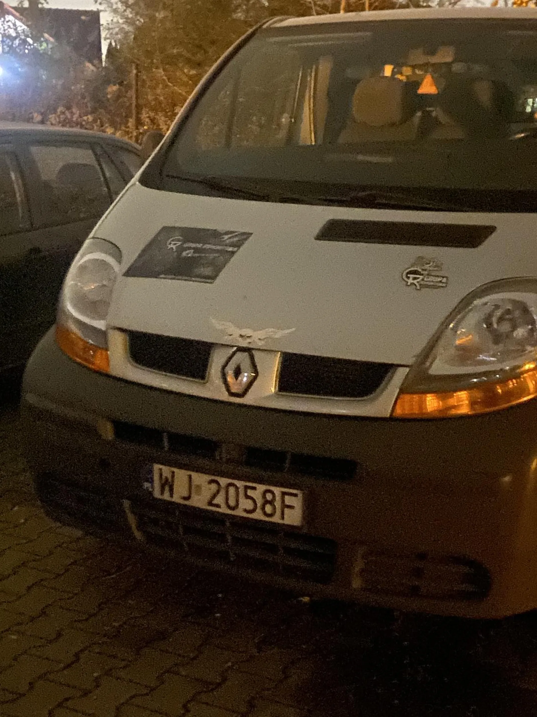 Facet parkuje nie na swoim osiedlu na prywatnym wykupionym za 10k miejscu parkingowym jest agresywny i wulgarny.