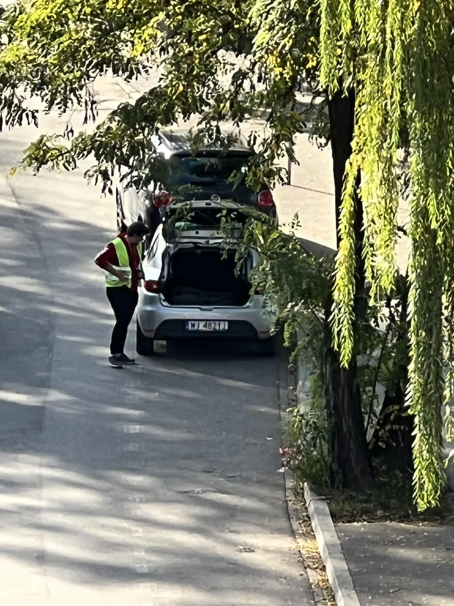 Gość dzwoni po policję, żeby przyjechali wlepiać mandaty (mimo, ze za szybą został zostawiony numer kontaktowy w razie potrzeby), a za chwile sam staje w tym samym miejscu. No typowy Rudy z Blok Ekipy.