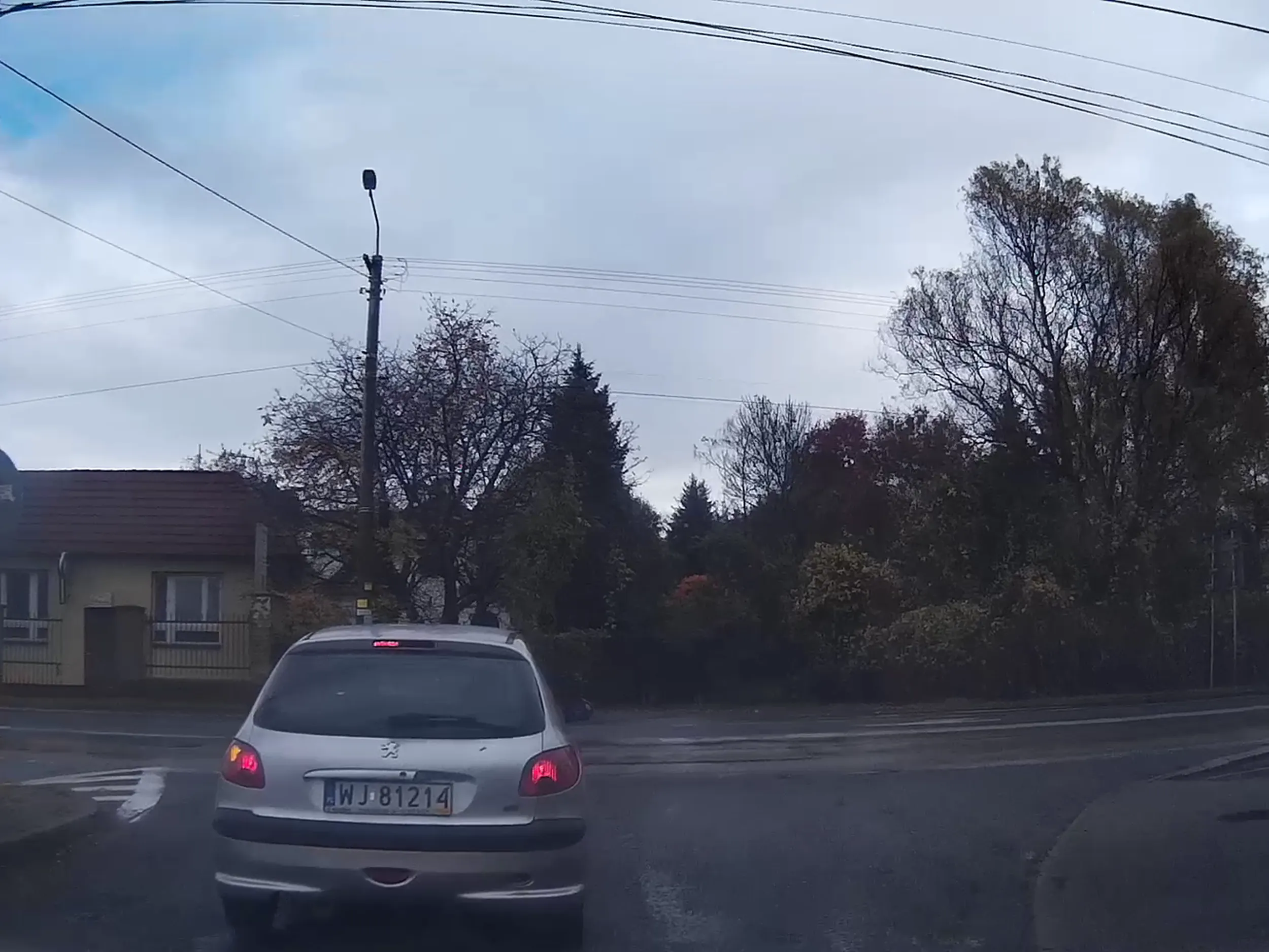 Skręca w lewo, ale zamiast podjechać do lewej krawędzi staje na środku i blokuje skręt w prawo. Naucz się jeździć.