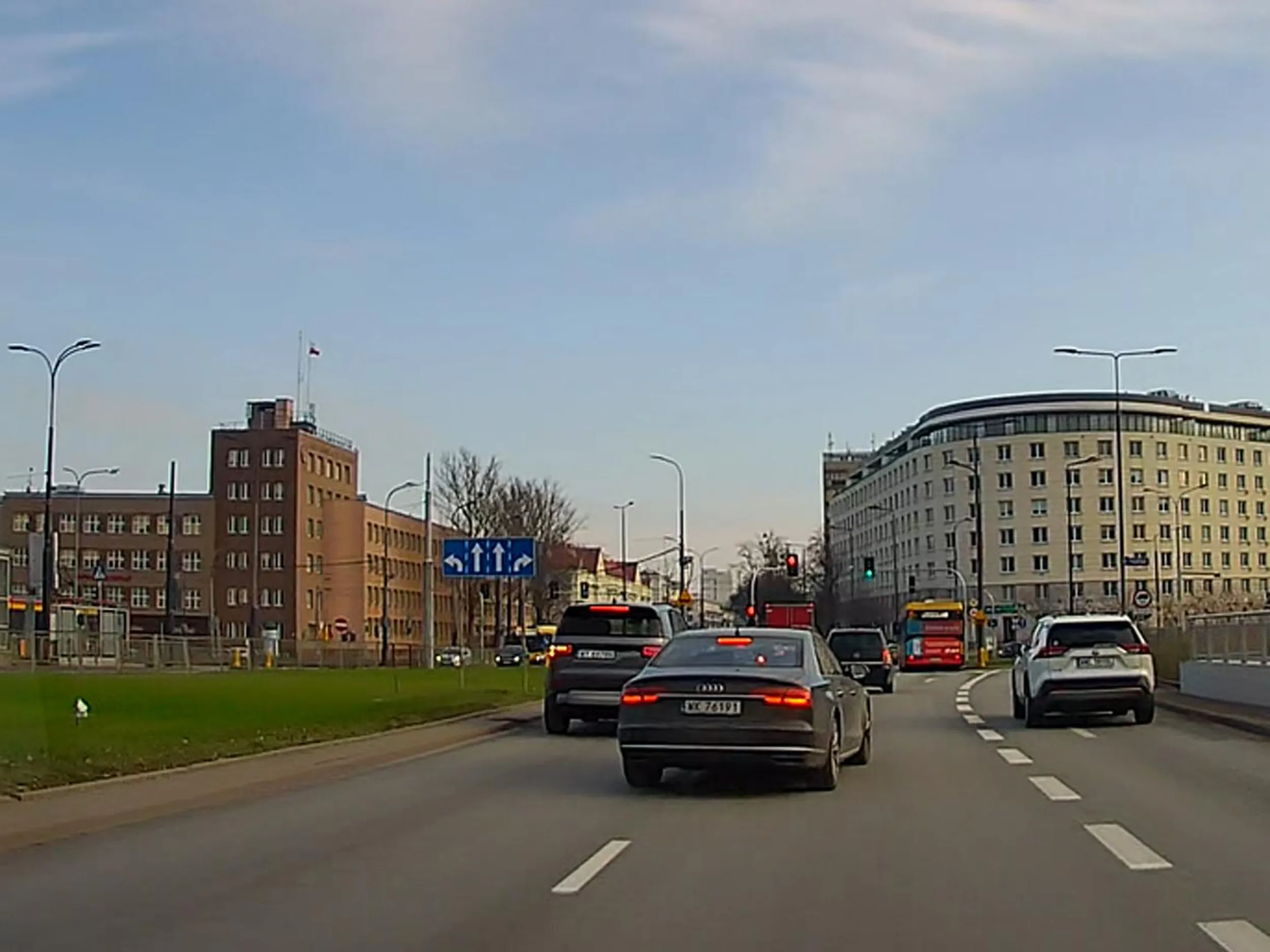 Cham, przekonany że jeśli ma drogi samochód, może mieć w nosie przepisy drogowe oraz innych uczestników ruchu. Zajeżdża drogę, olewa ciągłe linie, drogę traktuje jak swoją własność po której jeździ jak chce. Żenujący nuworysz i zagrożenie dla ruchu.