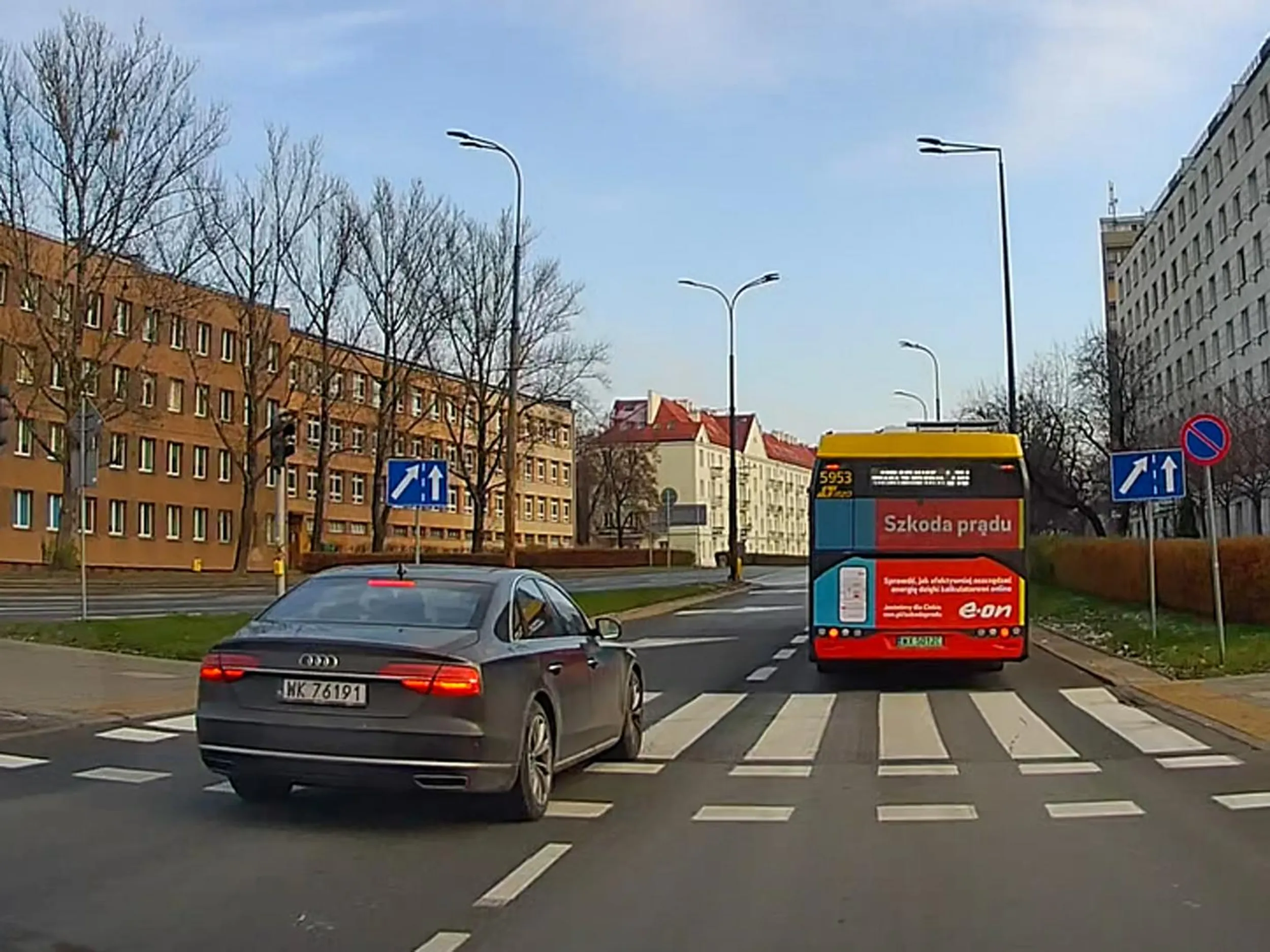 Cham, przekonany że jeśli ma drogi samochód, może mieć w nosie przepisy drogowe oraz innych uczestników ruchu. Zajeżdża drogę, olewa ciągłe linie, drogę traktuje jak swoją własność po której jeździ jak chce. Żenujący nuworysz i zagrożenie dla ruchu.