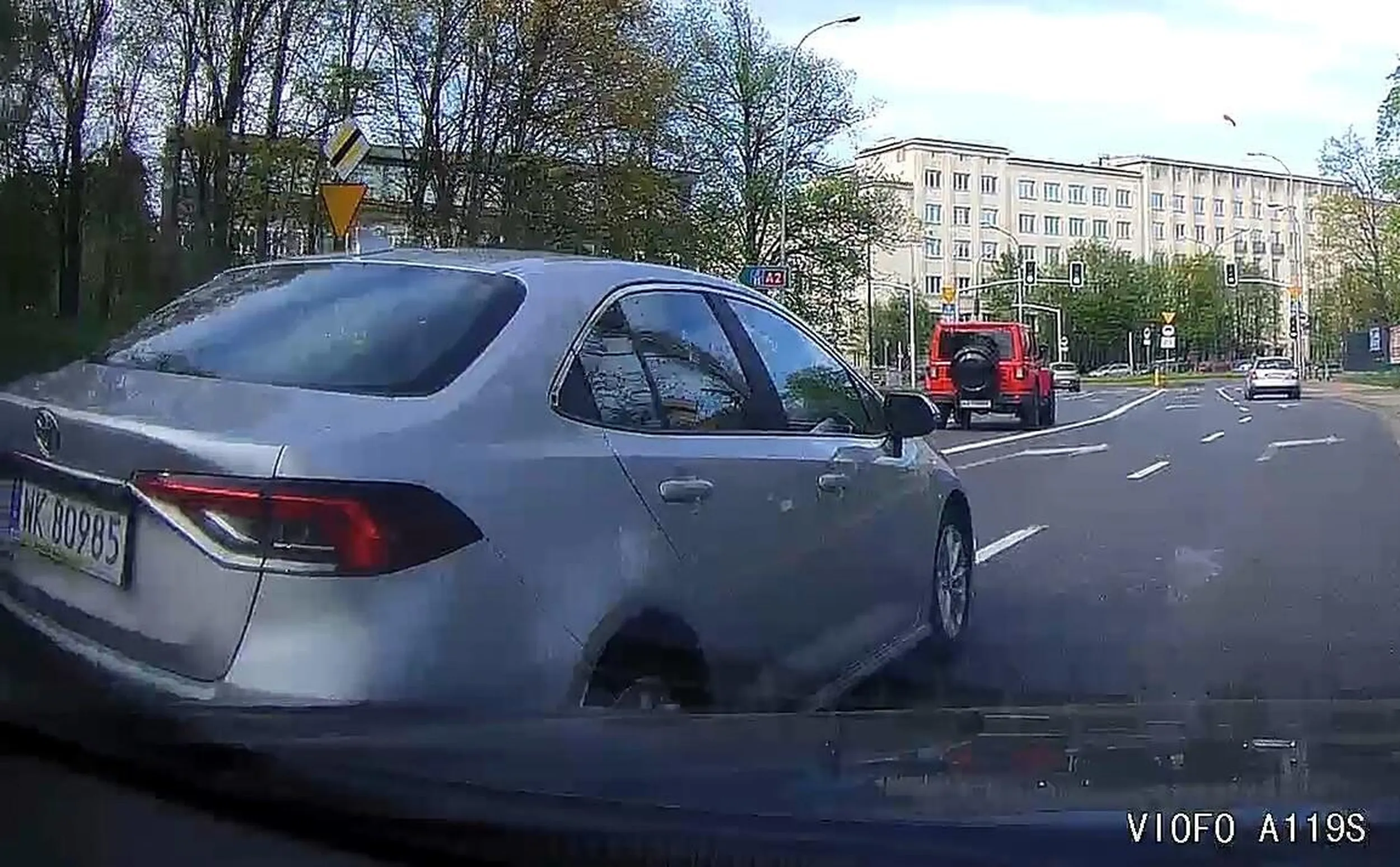 Kretyn zajmuje dwa pasy ruchu, zajeżdża drogę