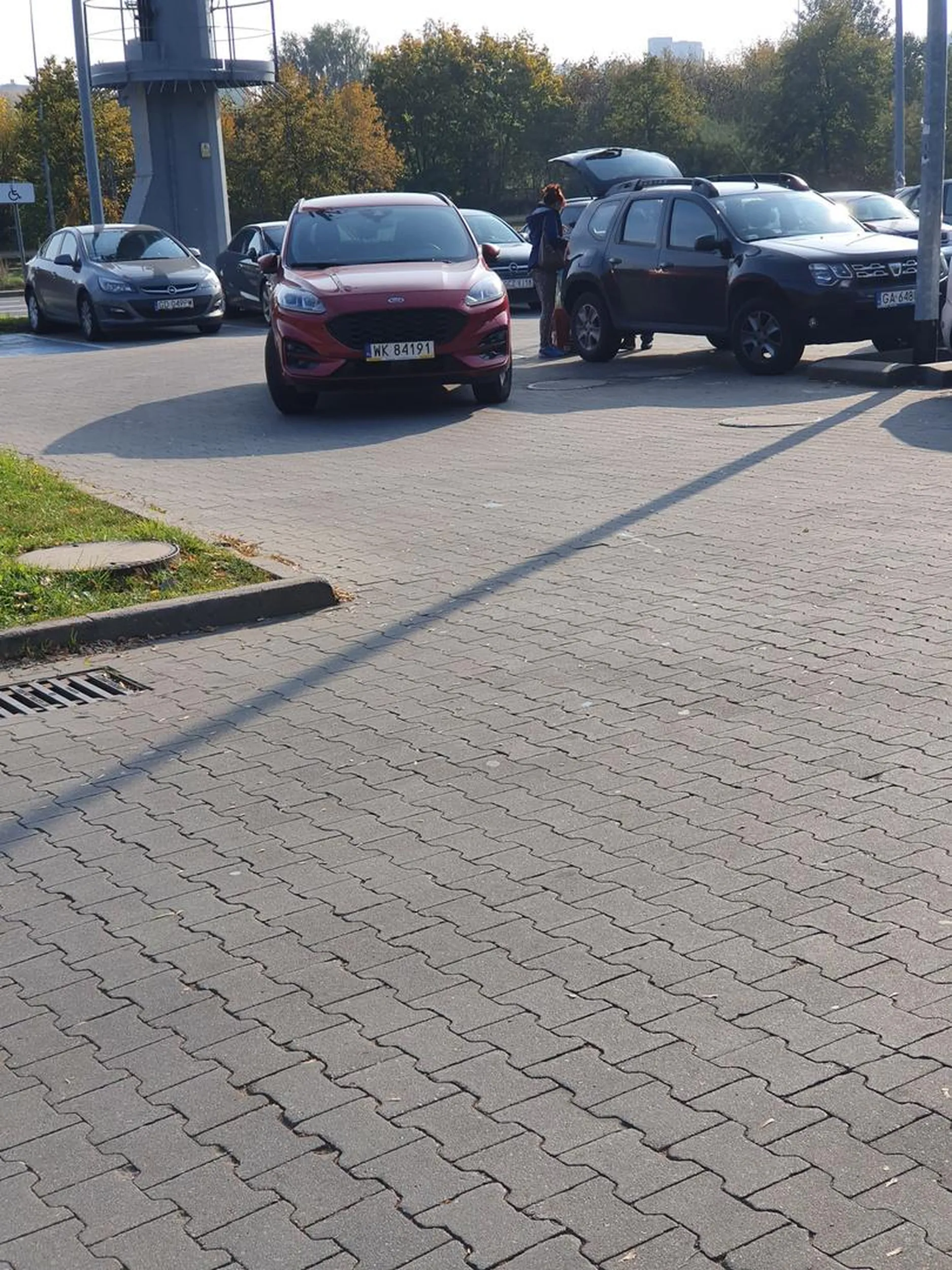 Zablokowany wyjazd z parkingu w galerii przez parkowanie jak na zdjęciu