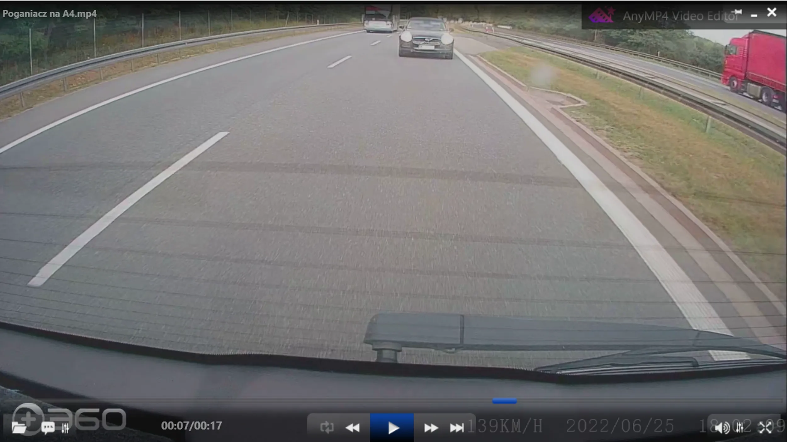 Poganiacz autostradowy i miszcz jazdy na zderzaku. Oba pasy zajęte, ale wszyscy ciulowi szos mają ustępować.