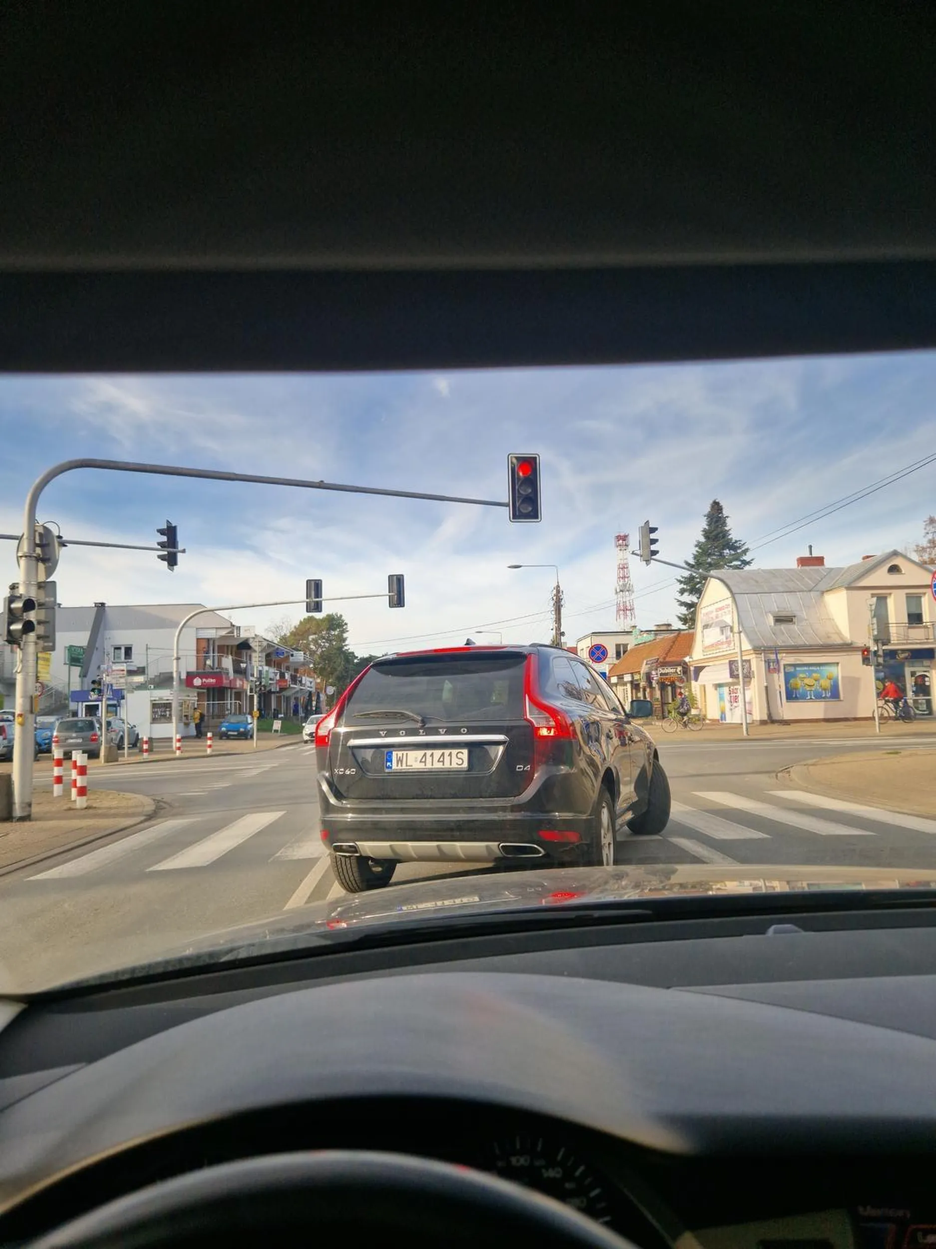 Tak ciężko zaczekać? Tylko trzeba się wbijać na siłę na pasy na czerwonym