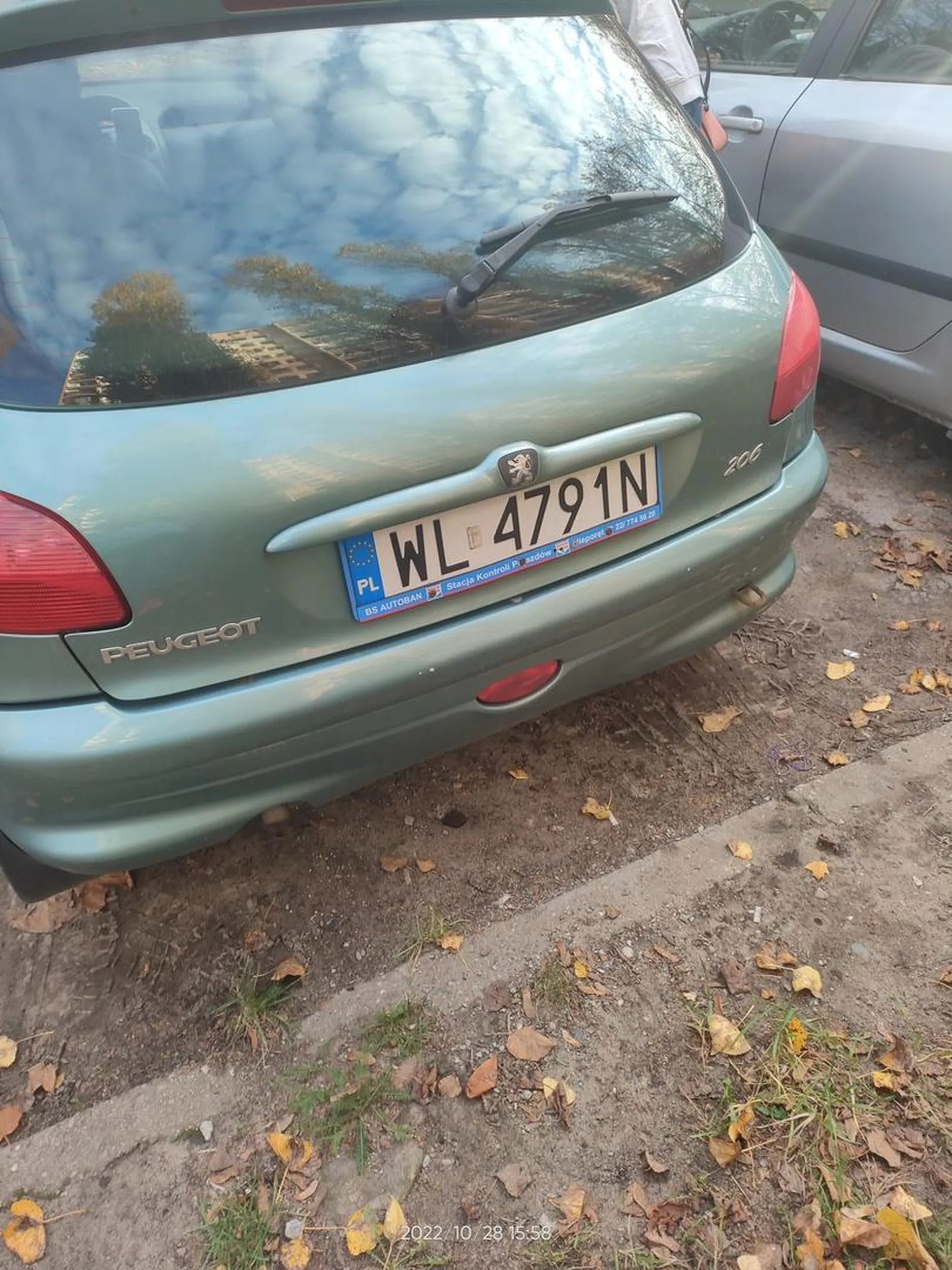 Próbując ominąć korek prawie przejechał matkę z dzieckiem wyprzedzając na przejściu dla pieszych. Na zwróconą uwagę o zajściu był bardzo chamski.