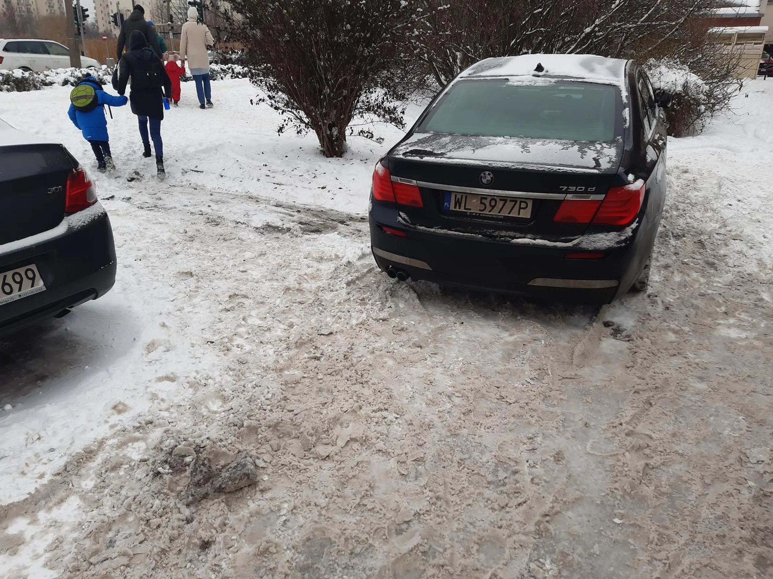 Pani najpierw zastawiła mój samochód, akurat była w okolicy gdy wyjeżdżałem więc łaskawie przestawiła. Gdy wróciłem samochód był przeparkowany ponownie uniemożliwiając zaparkowanie na miejscu (jak na zdjęciu)
