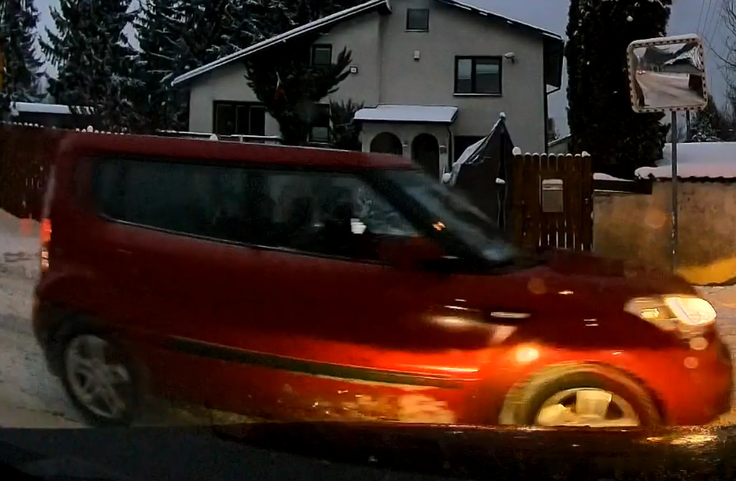 Gada przez telefon podczas jazdy i nie zwraca uwagi na znaki. Nie ustępuje pierwszeństwa.