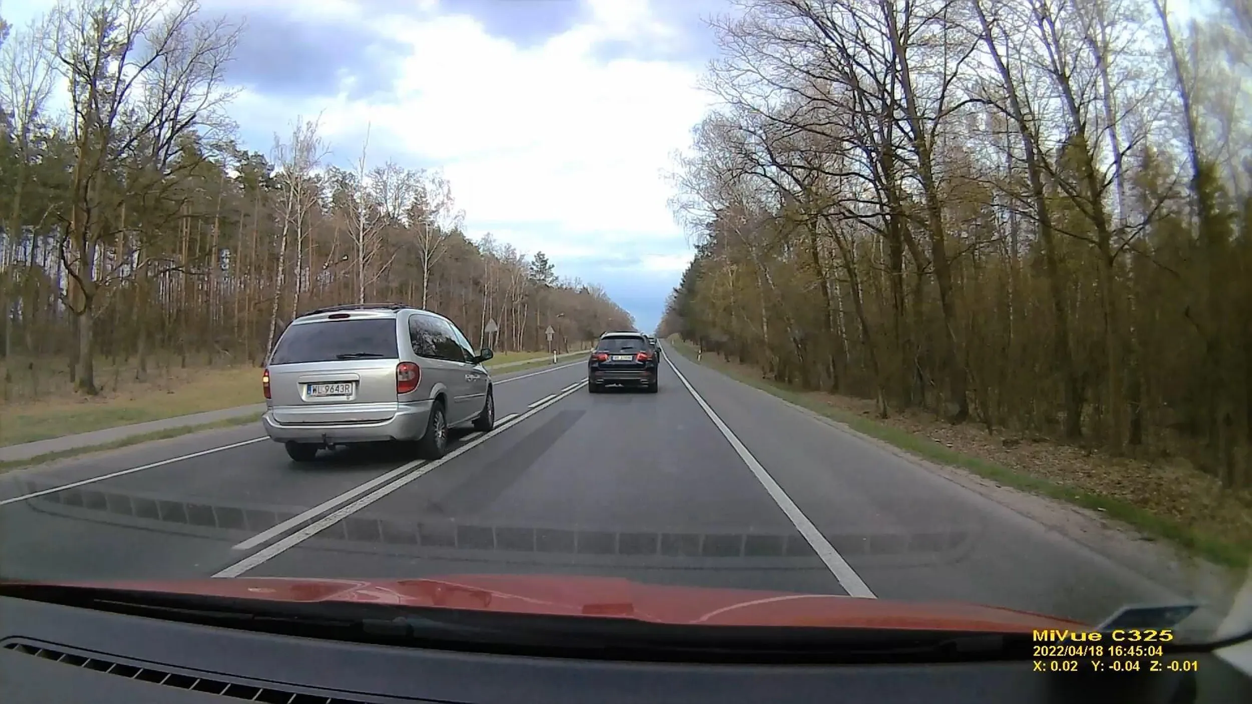 18.04.2022 droga z Nowego Dworu do Legionowa. Chrysler wyprzedza na linii ciągłej przed wzniesieniem...