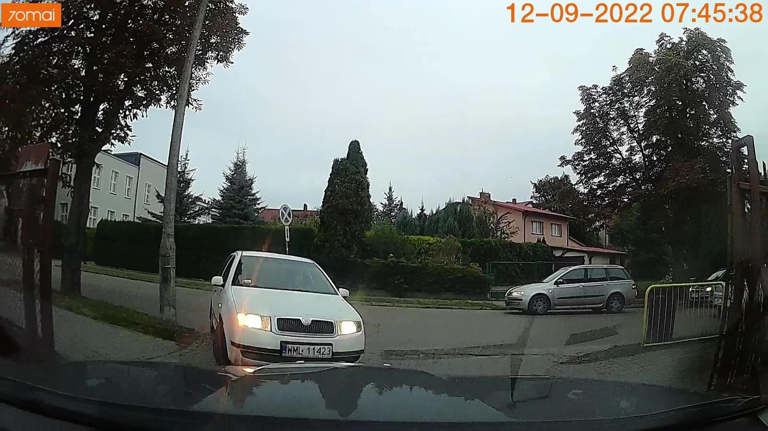 Prawo jazdy pani ewidentnie znalazła w chipsach. Wiadomo, że w miejscu w którym ciężko jest wjechać/wyjechać lepiej zatamować ruch i cofać ludzi, bo królowa by honor straciła jak by kogoś puściła. Mława to ewidentnie stan umysłu.