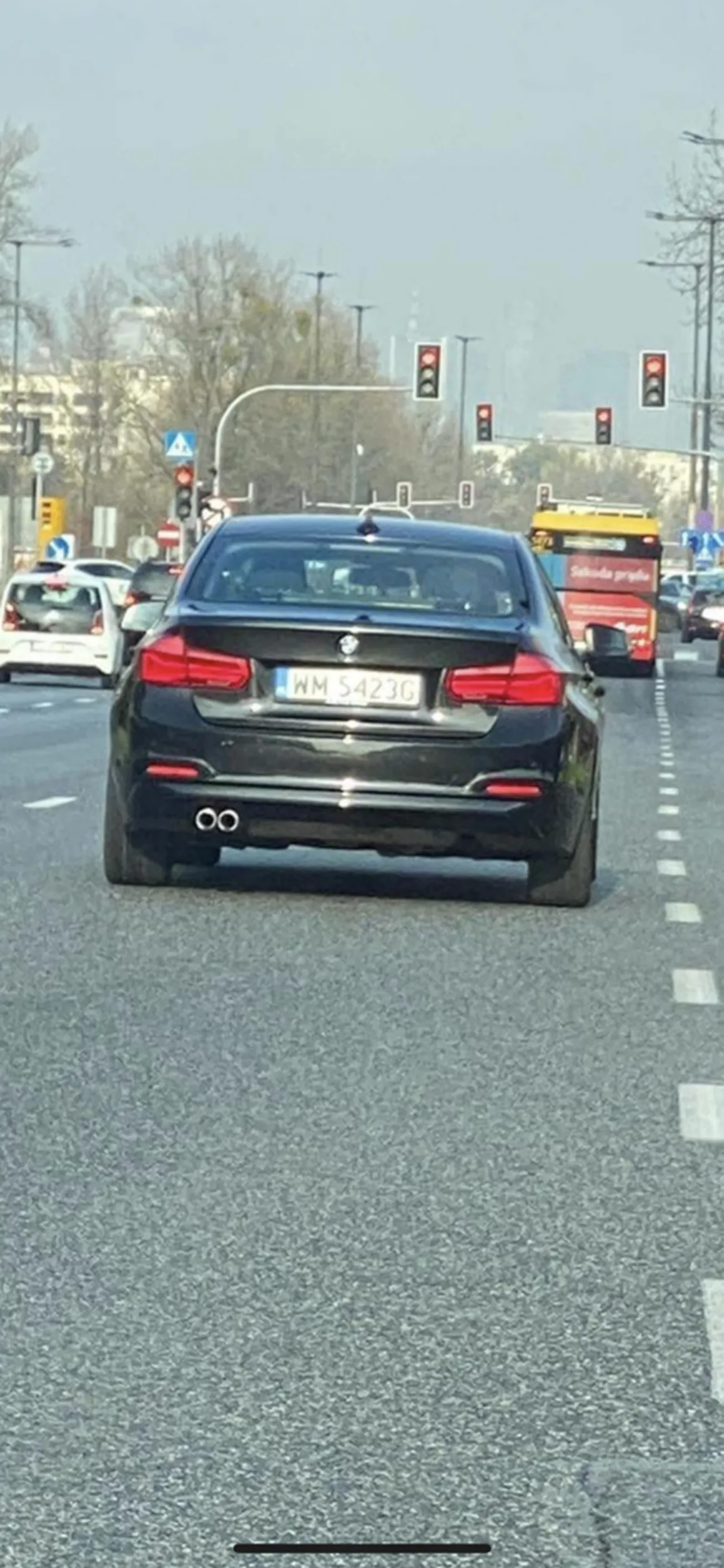 Cwaniaczki ściągneli emblematy i założyli ramki z reklamą Dealera BMW i myślą, że nikt ich nie pozna