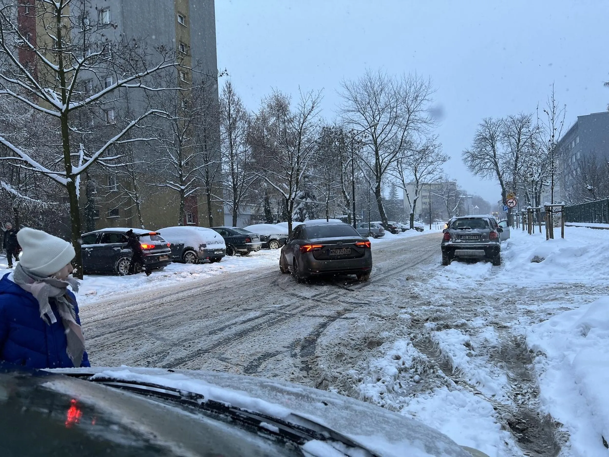 Szanowny Panie, uprzejmie Pana proszę by nie zajeżdżał pan drogi zwłaszcza przy śliskiej, bardzo ośnieżonej nawierzchni. Nie utrudniał manewru parkowanie podjeżdżając pod boczny przedni zderzak i warto powiedzieć przepraszam, bo kultura nie zaszkodzi, zwłaszcza jak reprezentuje Pan stolicę.