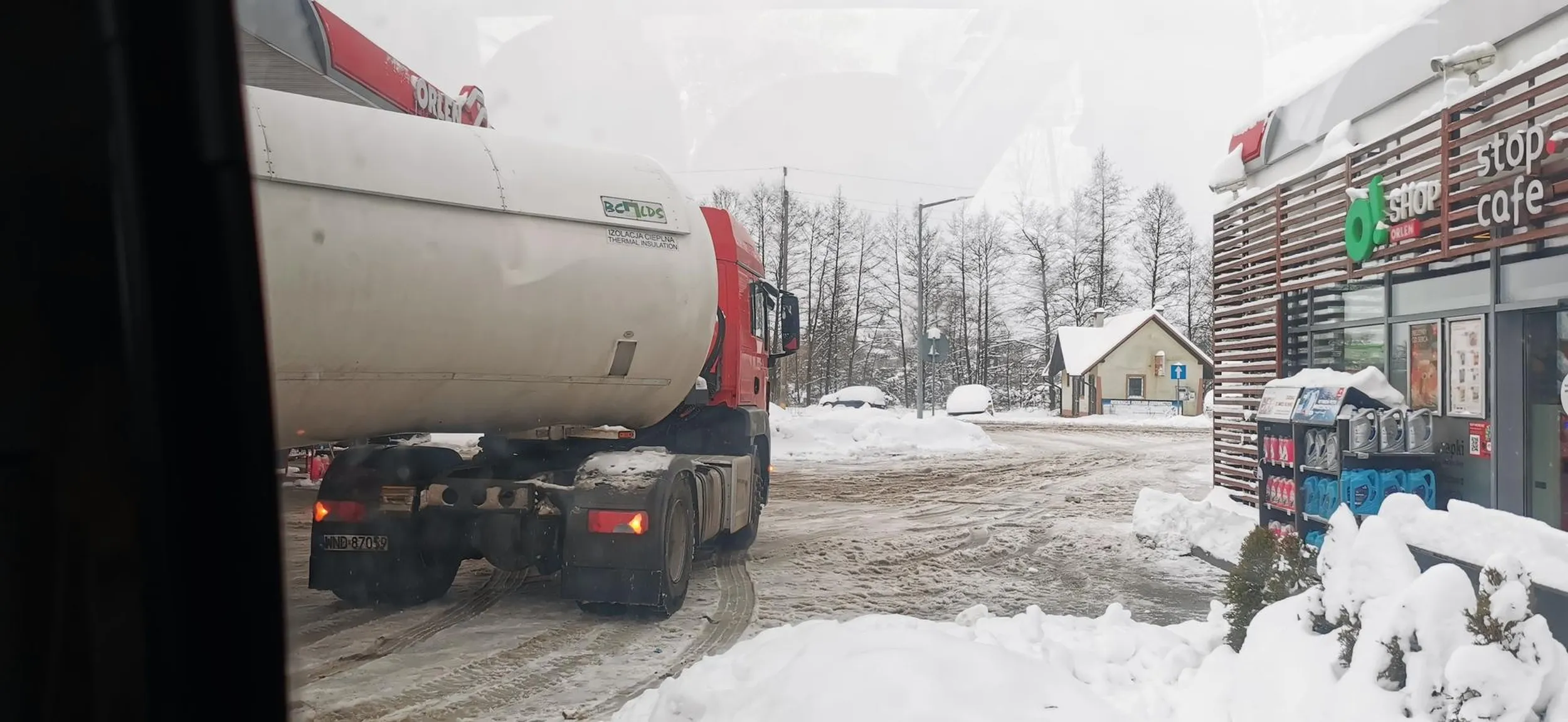 Mistrz parkowania, pan kierowca zawodowy zajechaliśmy z kolegami żeby kupić coś do jedzenia i jechać dalej w trasę 60km. Pan z cysterny stanął na środku jak święta krowa nawet nie wszedł się zapytać czy ktoś będzie wyjeżdżał. 45min stracone przez takiego zawodowca skąd się tacy ludzie biorą?