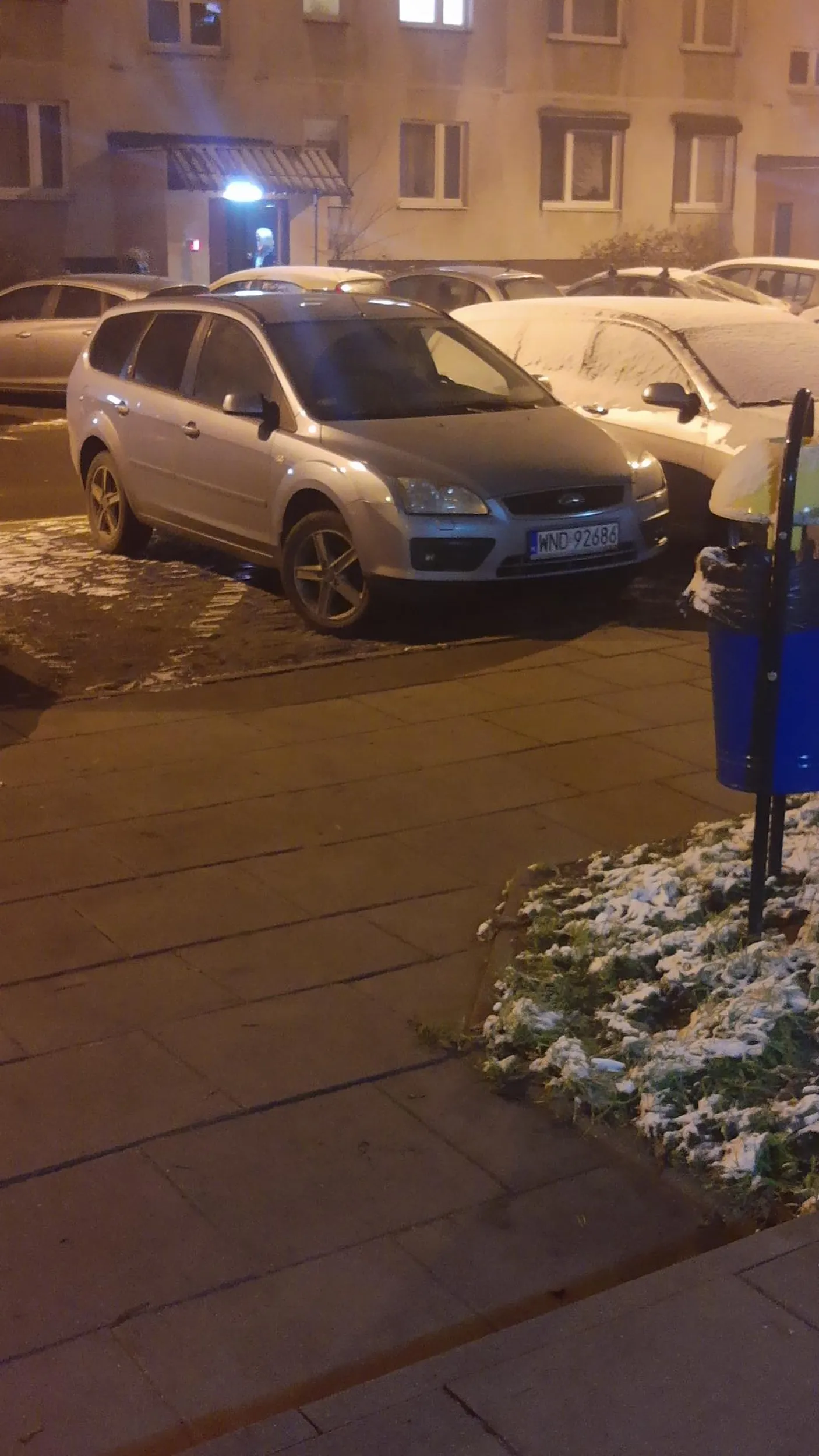 Dostawca nie respektuje przepisów. Staje na wyznaczonym miejscu parkingowym dla osób niepełnosprawnych bez stosownej karty