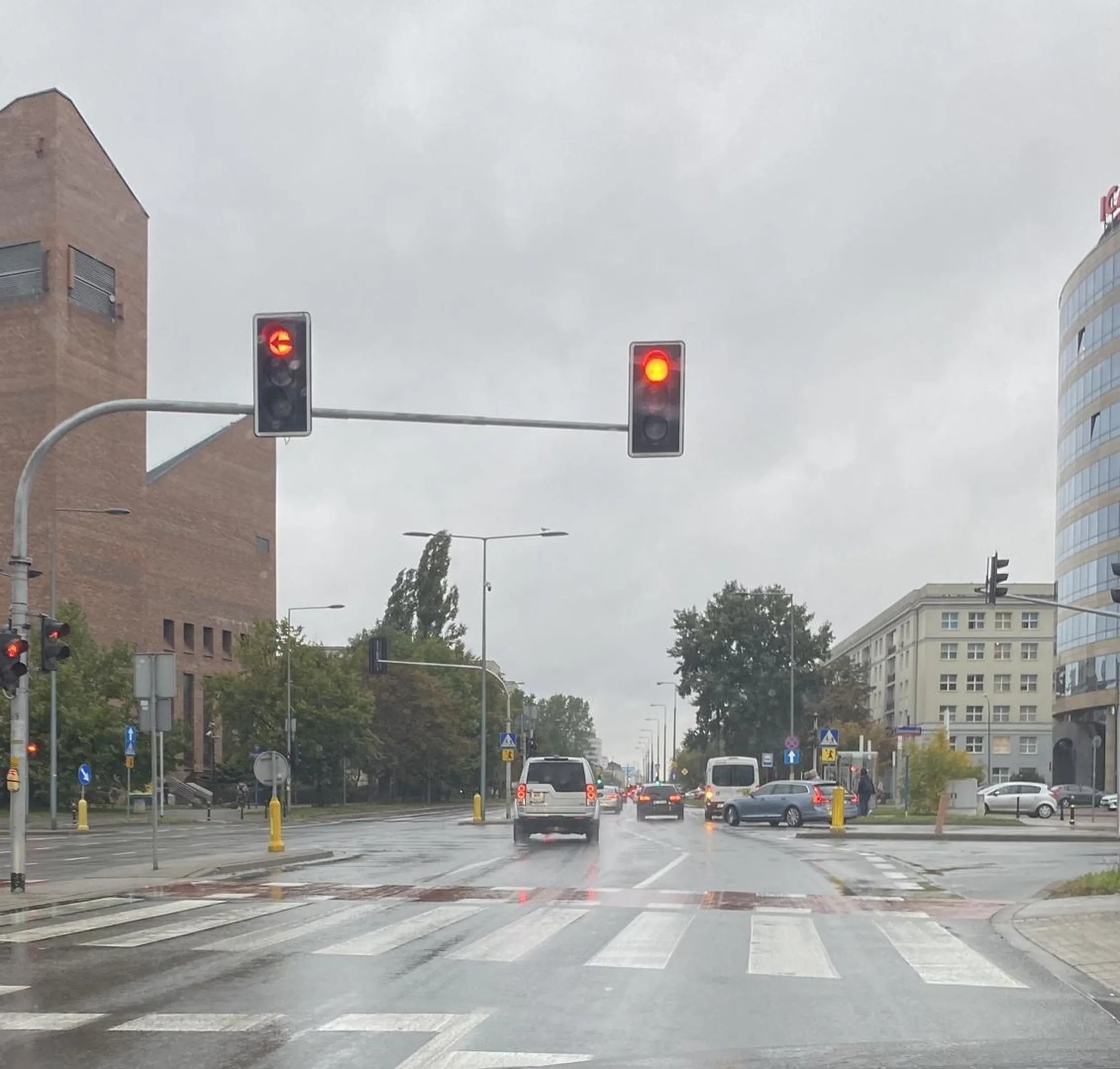 Serio nie wiemy co zrobic z danymi o bydlaku ktory przejezdza na chama na czerwonym swietle skrzyzowania ? Bedzie dodawane do skutku.