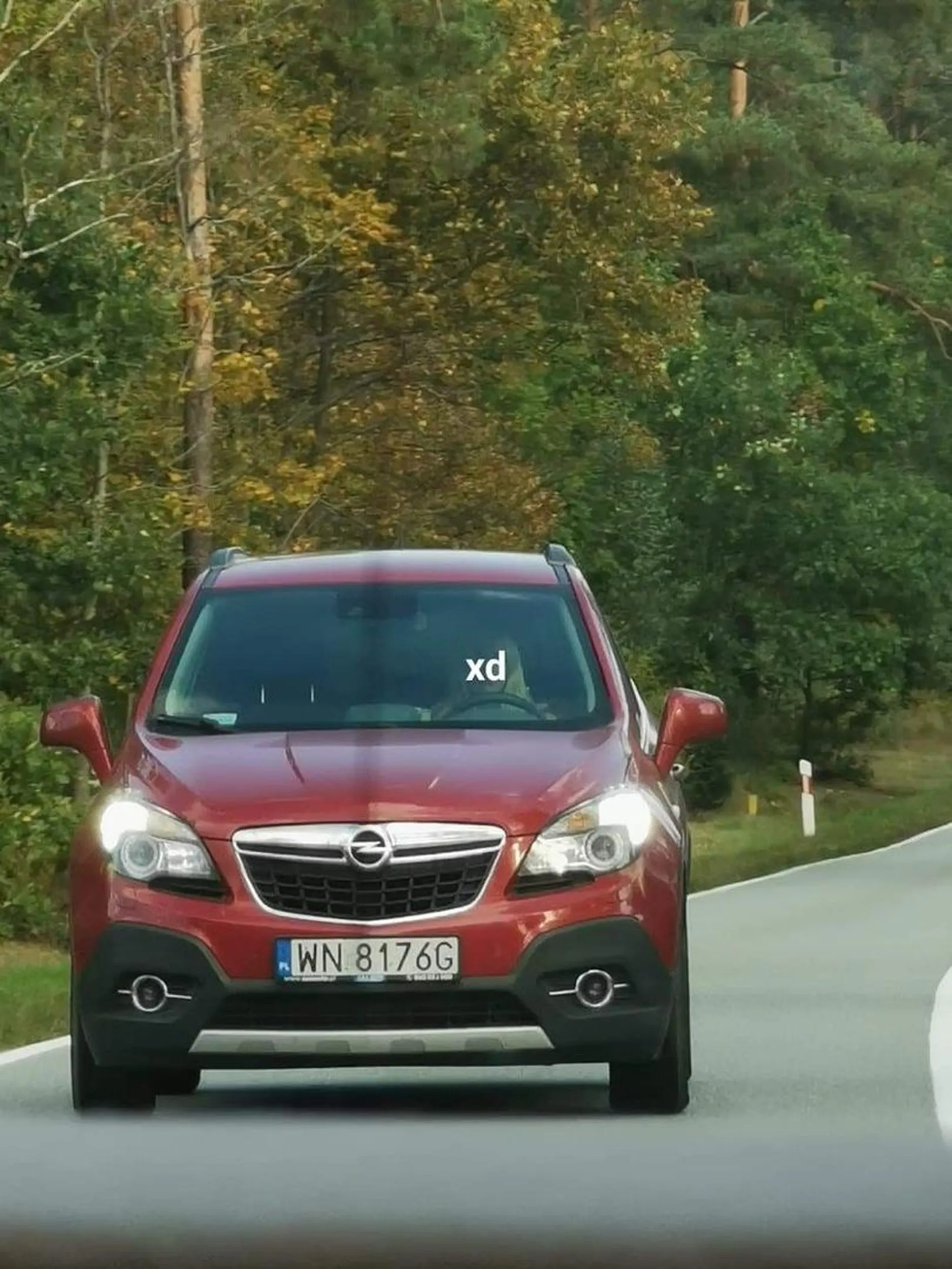 Pani blondi dnia 1.10.23 r miedzy Ełkiem a Wierzbinami o mały włos nie spodowdowała wypadku jadąc z prędkością około 80km/h i pustej z obu stron drodze sygnalizując manewr wyprzedzania rowerzystki zwalniając do 60km/h. Nagle zahamowała do 10km/h będąc niebezpiecznie blisko przy kobiecie. Przyspieszyła zakańczając manewr. Następnie  żeby nie narażać dalej siebie i pasażerki, wyprzedzilem ją w wyznaczonym miejscu, trabnałem, a ona odmachała mi środkowym palcem, po czym zaczęła robić zdjęcia telefonem. mogę tylko dodać ze wyglądała prawidłowa blondynka, wytapetowana lala, czerwone paznokcie, usta jak pontony i napewno coś jeszcze tylko nie dało się zobaczyć. Jebnieta baba, niech się tym zainteresują jakieś służby.