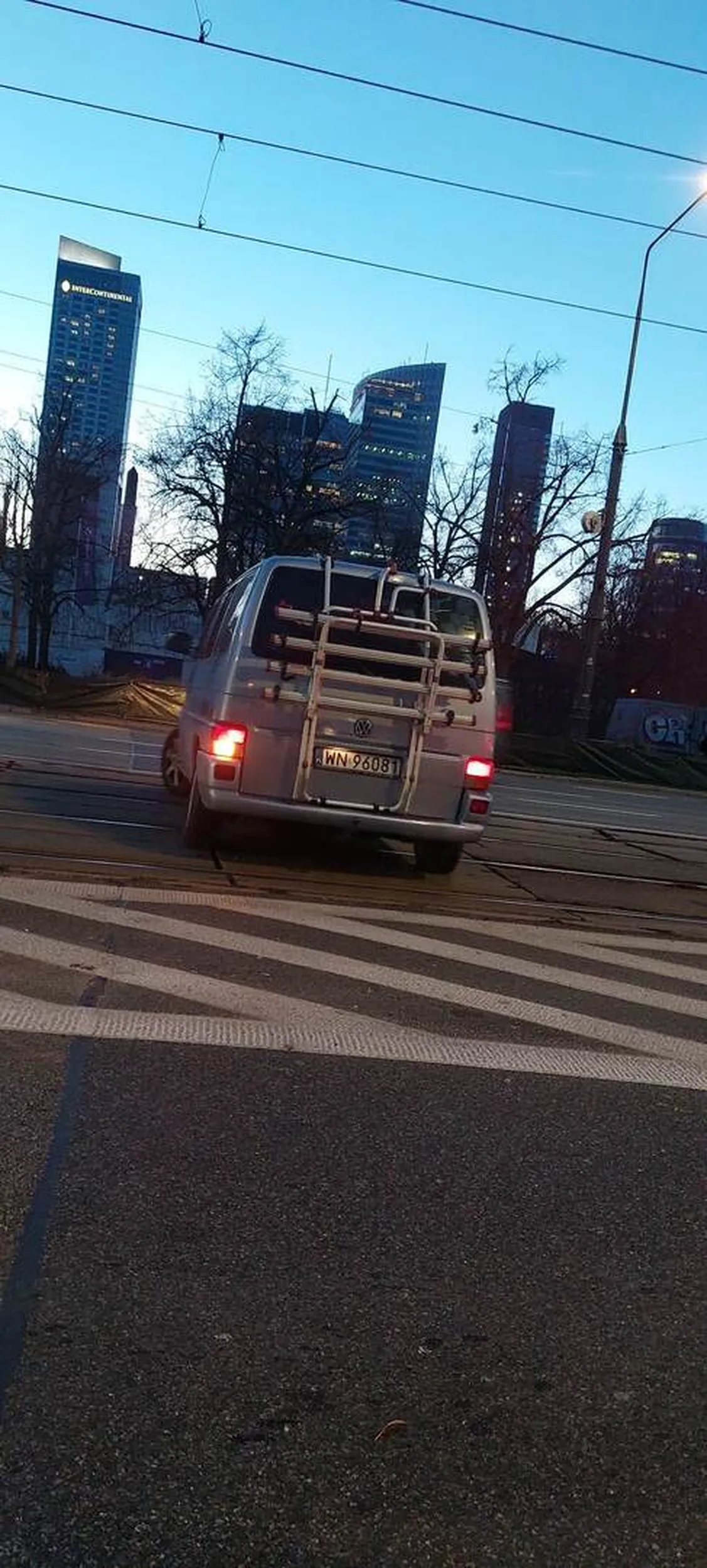 Najpierw zajechał mi drogę wymuszając zmianę pasa.. po czym zawrócił przez torowisko na Marszałkowskiej w Warszawie