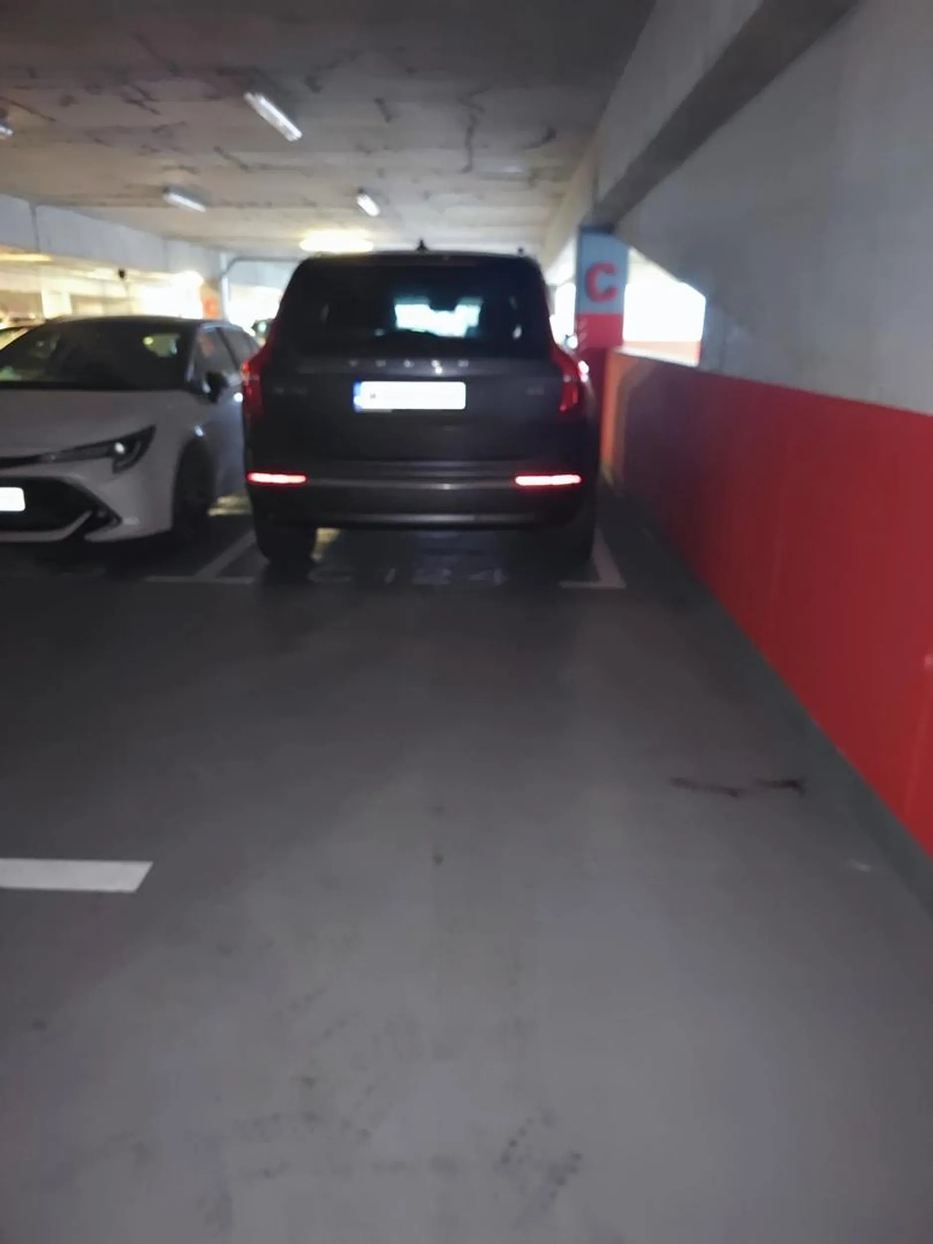 Miejsce za małe na popierdółkę, a duże auto zmieściło się bez problemu, ach te wiejskie argumenty ?