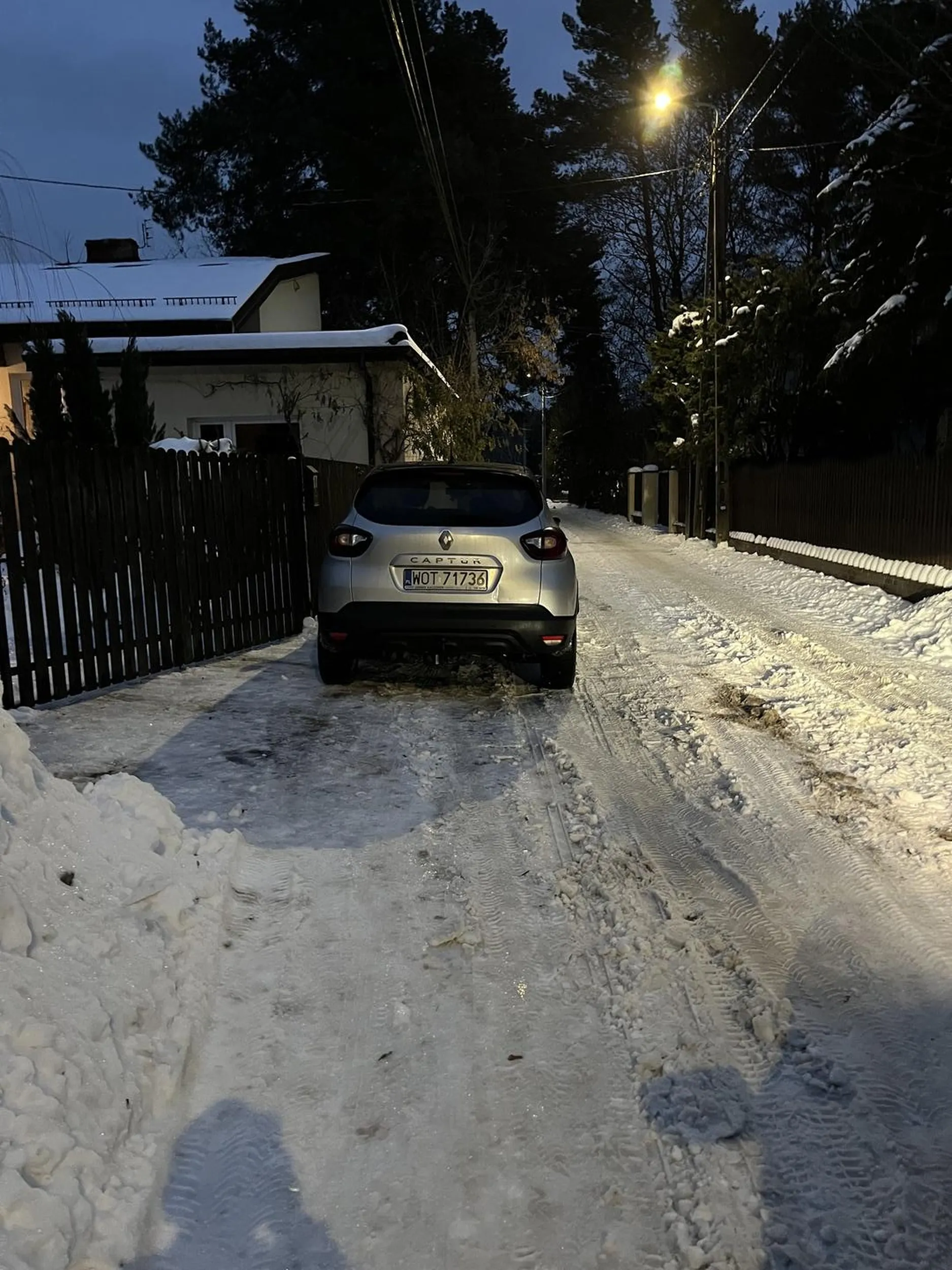 Nie mogłem wyjechać z przeciwległego podwórka bo ta ofiara musiała stanąć akurat pod bramą sąsiada