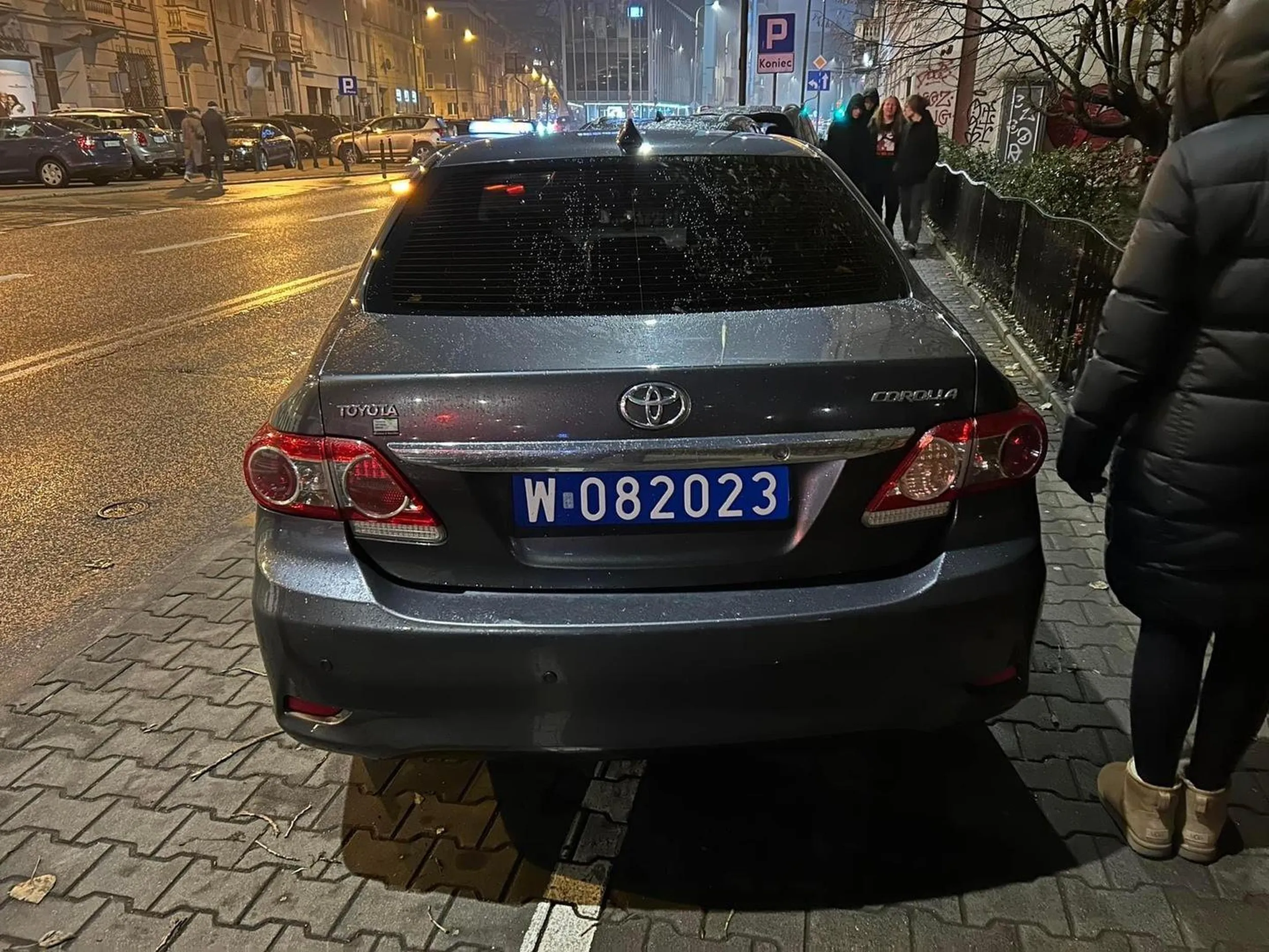 Ambasada, ambasada - tutaj bomby się podkłada śpiewał bardzo dobry polski zespół