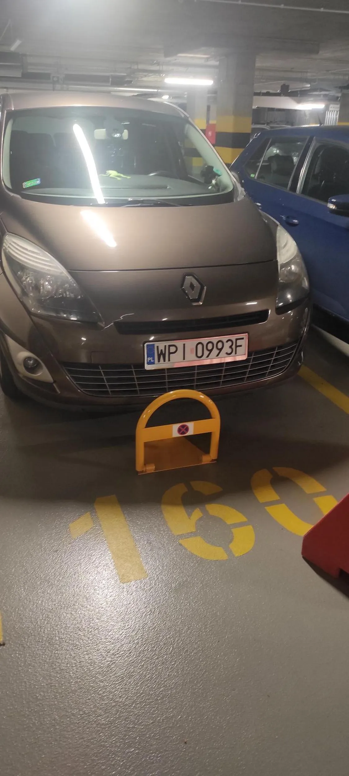 Właściciel pojazdu zajmuje bezprawnie prywatne miejsce postojowe na poziomie -2 w budynku przy ul. Jana Kazimierza 35. Sprawa zgłoszona 06.10.2022 na Komendę Policji Wola.