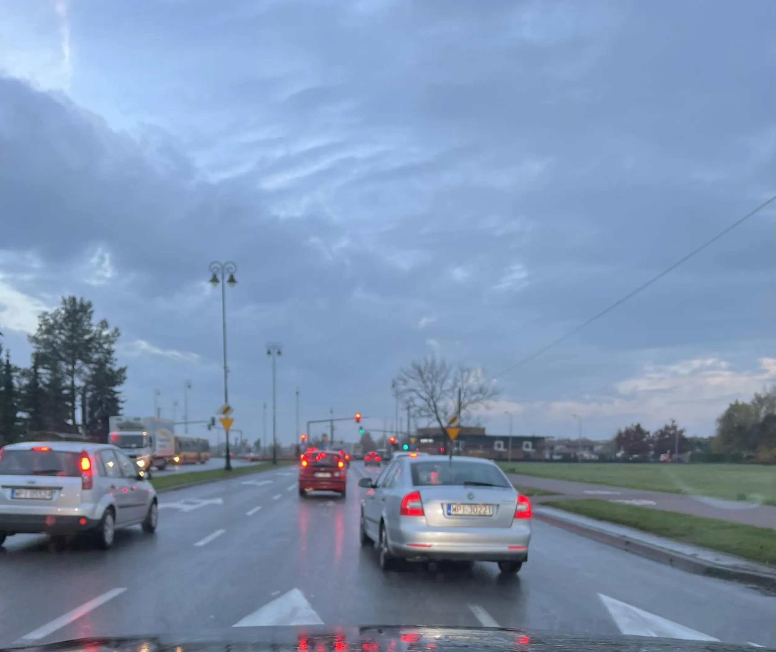 Kierowca powoduje niebezpieczne sytuacje. Nie stosuje się do jazdy na suwak, zaczyna przyspieszać żeby tylko nikt przed niego nie wjechał. Gwałtowanie hamuje pod maska po czym przyspiesza. Więcej ego niż oleju w głowie.