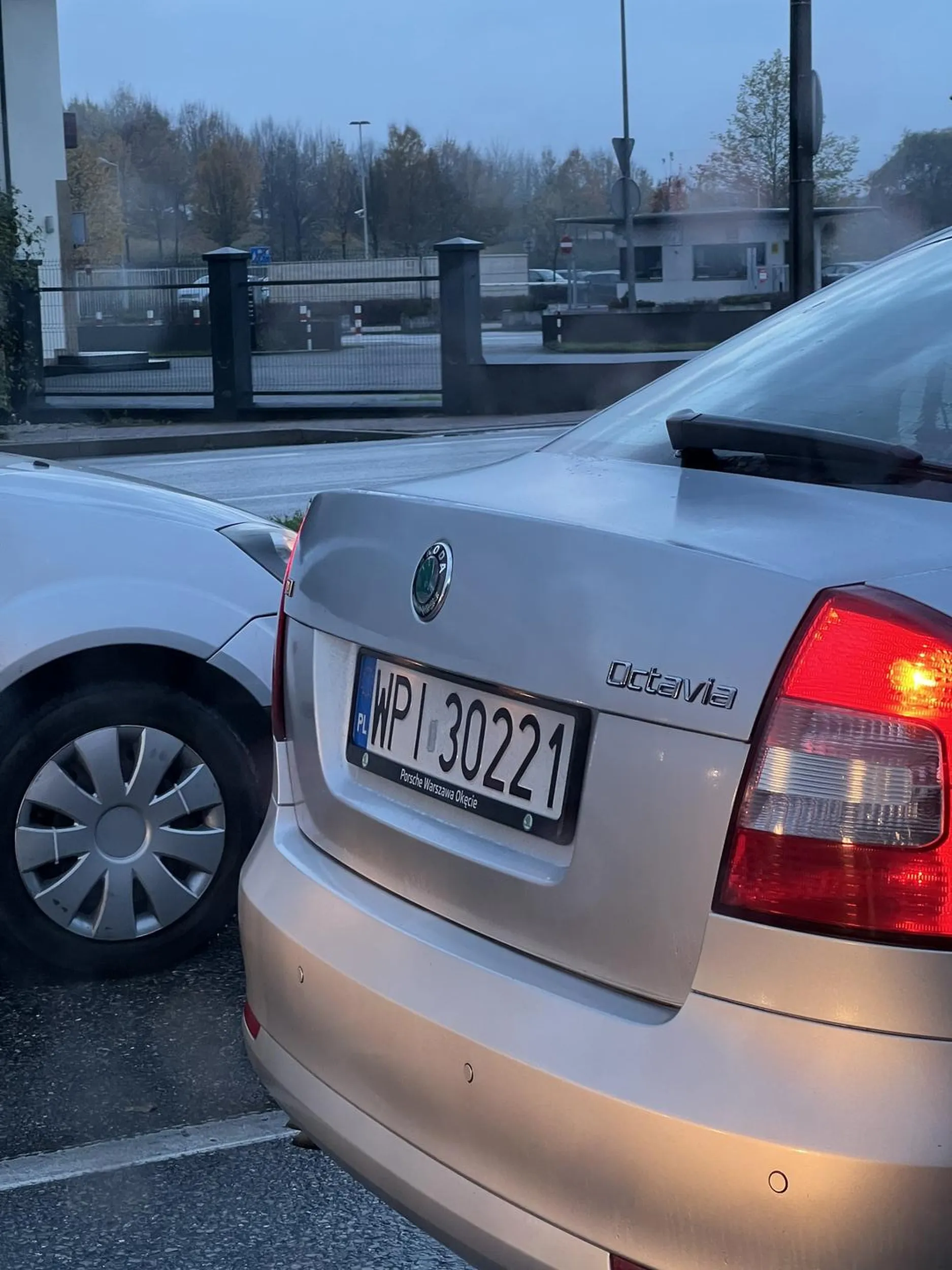 Kierowca powoduje niebezpieczne sytuacje. Nie stosuje się do jazdy na suwak, zaczyna przyspieszać żeby tylko nikt przed niego nie wjechał. Gwałtowanie hamuje pod maska po czym przyspiesza. Więcej ego niż oleju w głowie.