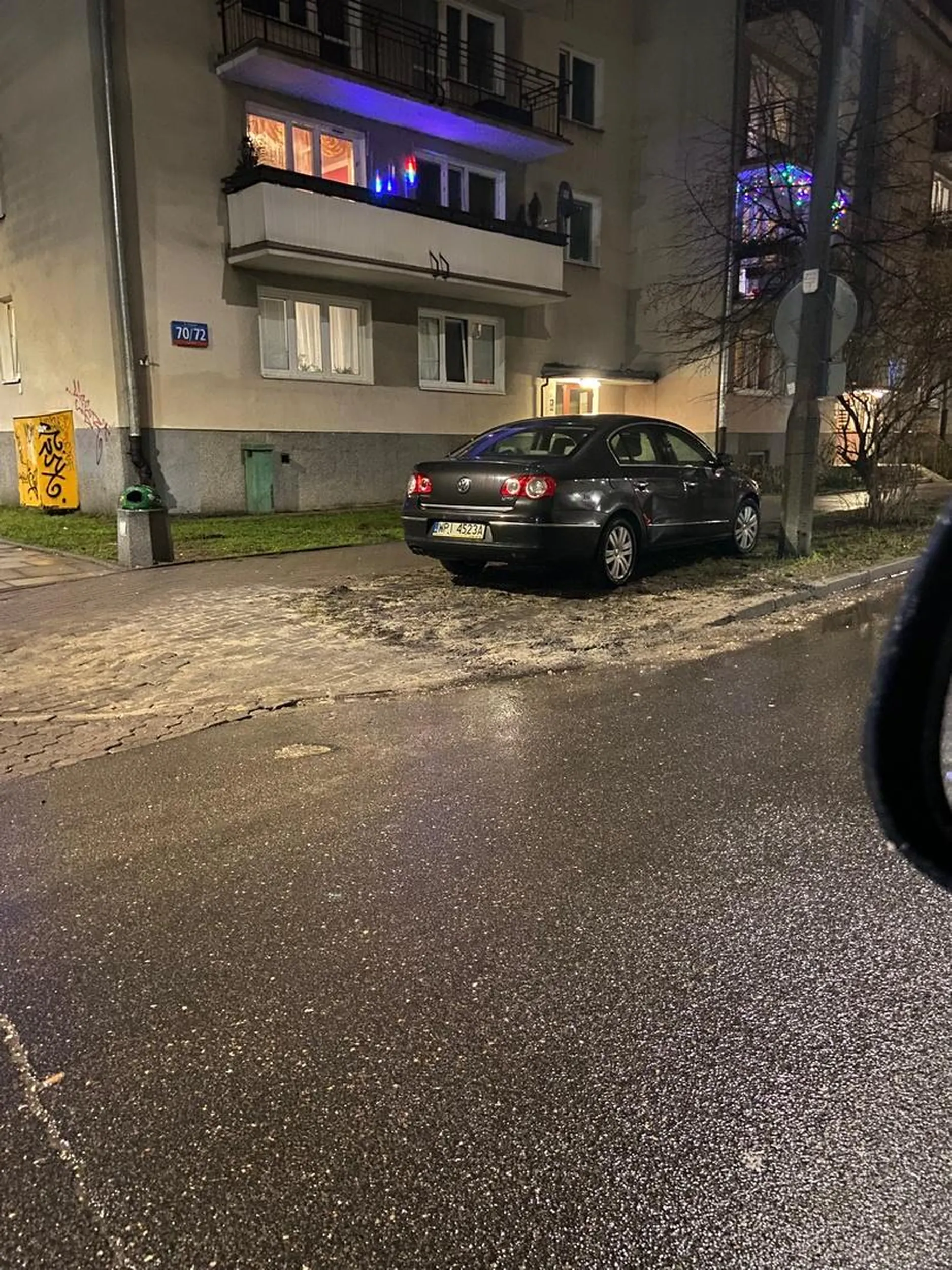 Obyś się tym karpiem udławił cebulaku. Były wolne miejsca 30 metrów dalej to żeś stanął cep na trawniku i poszedł na wigilię...