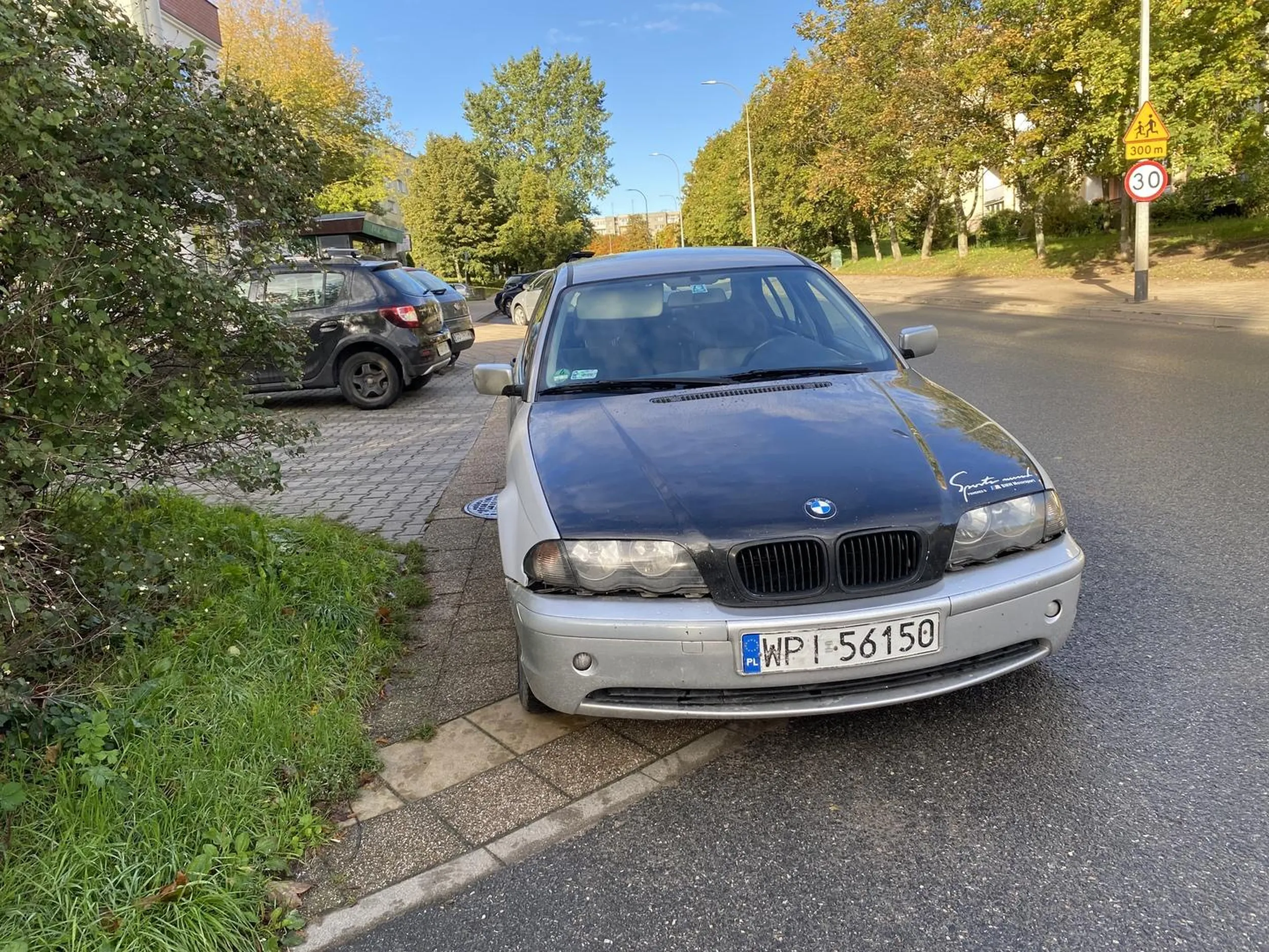 Zastawiony chodnik na całej szerokości mimo kilku wolnych darmowych parkingów dookoła