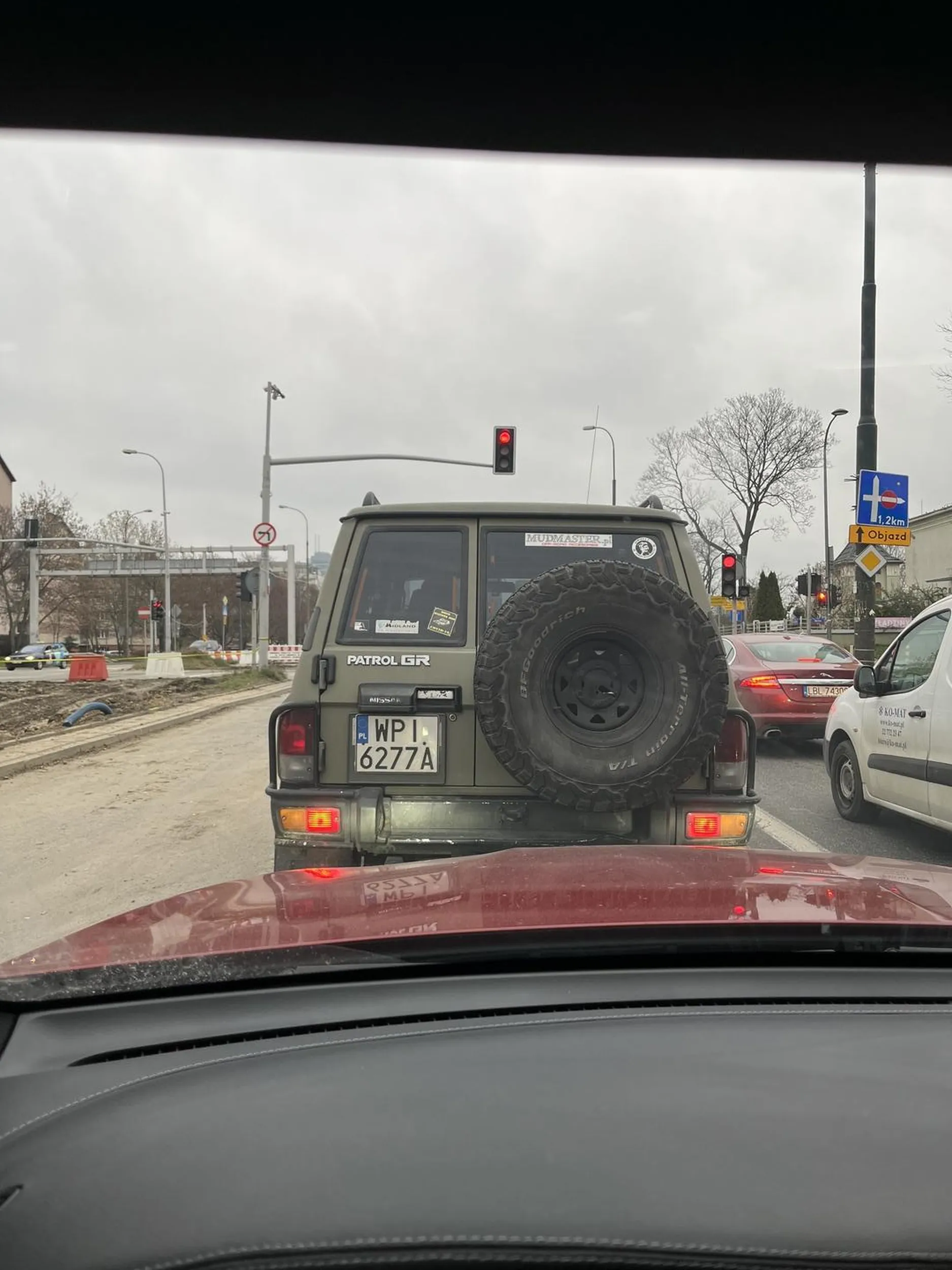 Wymusza na zwężeniu i jeszcze macha łapami. Jazda na suwak do opanowania. Jak myślisz, że wszędzie ci się wolno wepchnąć przez gabaryt auta to jesteś niezłym idiotą. Nie pozdrawiam
