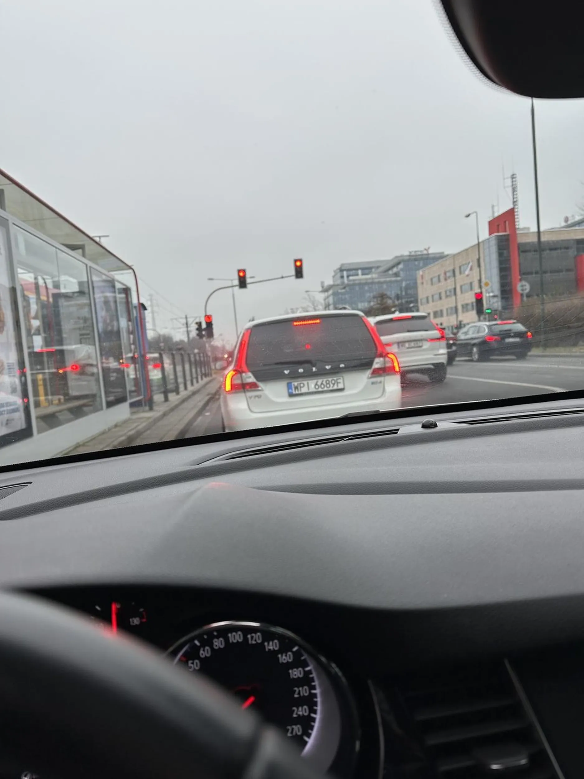 Koleś stwarza zagrożenie na drodze , mało co mi w bok nie wjechał i jeszcze z mordą leciał , po zdarzeniu jak normalnie go wpuściłem przed siebie zaczął hamować ostro żebym go uderzyła . Dodam ze jeździ bez kierunkowskazów , sama musiałam się domyśleć ze będzie zmieniał pas na mój