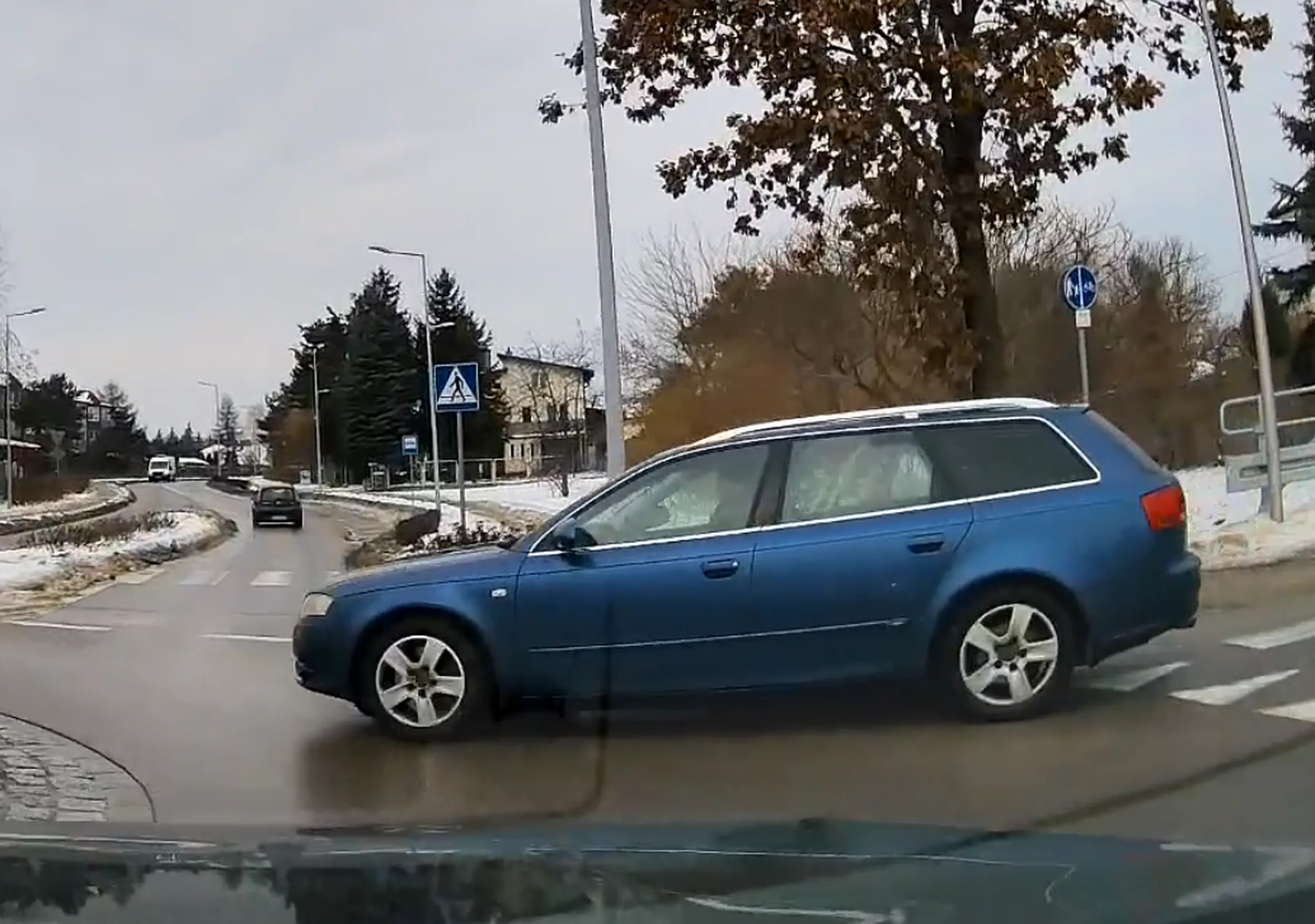 Z premedytacją wbija się na rondo przed inny samochód. Wymusza pierwszeństwo.