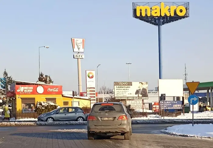 Pani kierująca Mercedesem doprowadziła do kolizji. Uszkodziła swój pojazd oraz Forda. Nie zatrzymała się, UCIEKŁA z  miejsca zdarzenia.