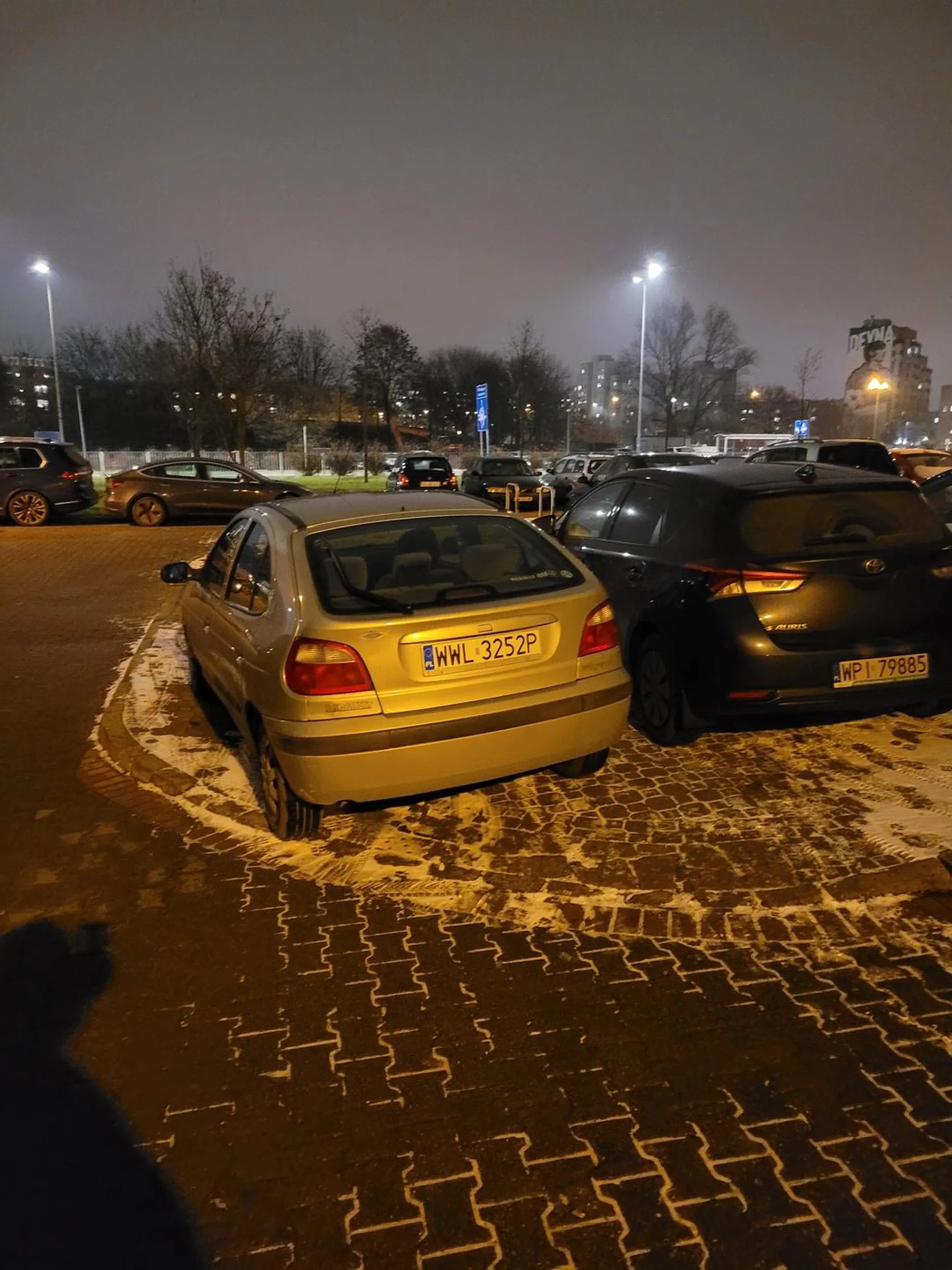 Parkuje na chodniku blokując przejście pieszym.