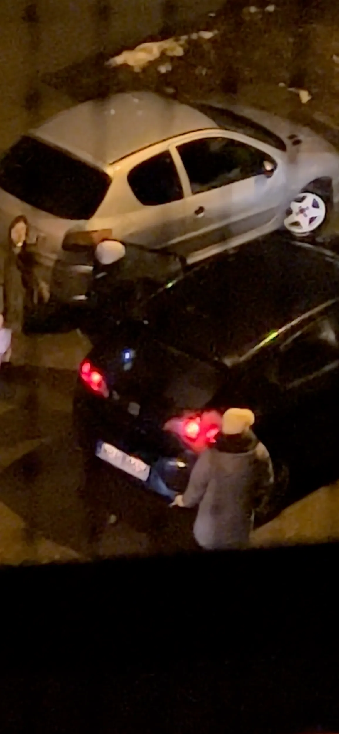 Auto ma albo zepsuty czujnik cofania, albo coś innego. Właściciele niestety maja to w dupie. Stają ludziom pod oknami na włączonym silniku i hałasują. Nie da się wytrzymać do tego długiego, cienkiego dźwięku