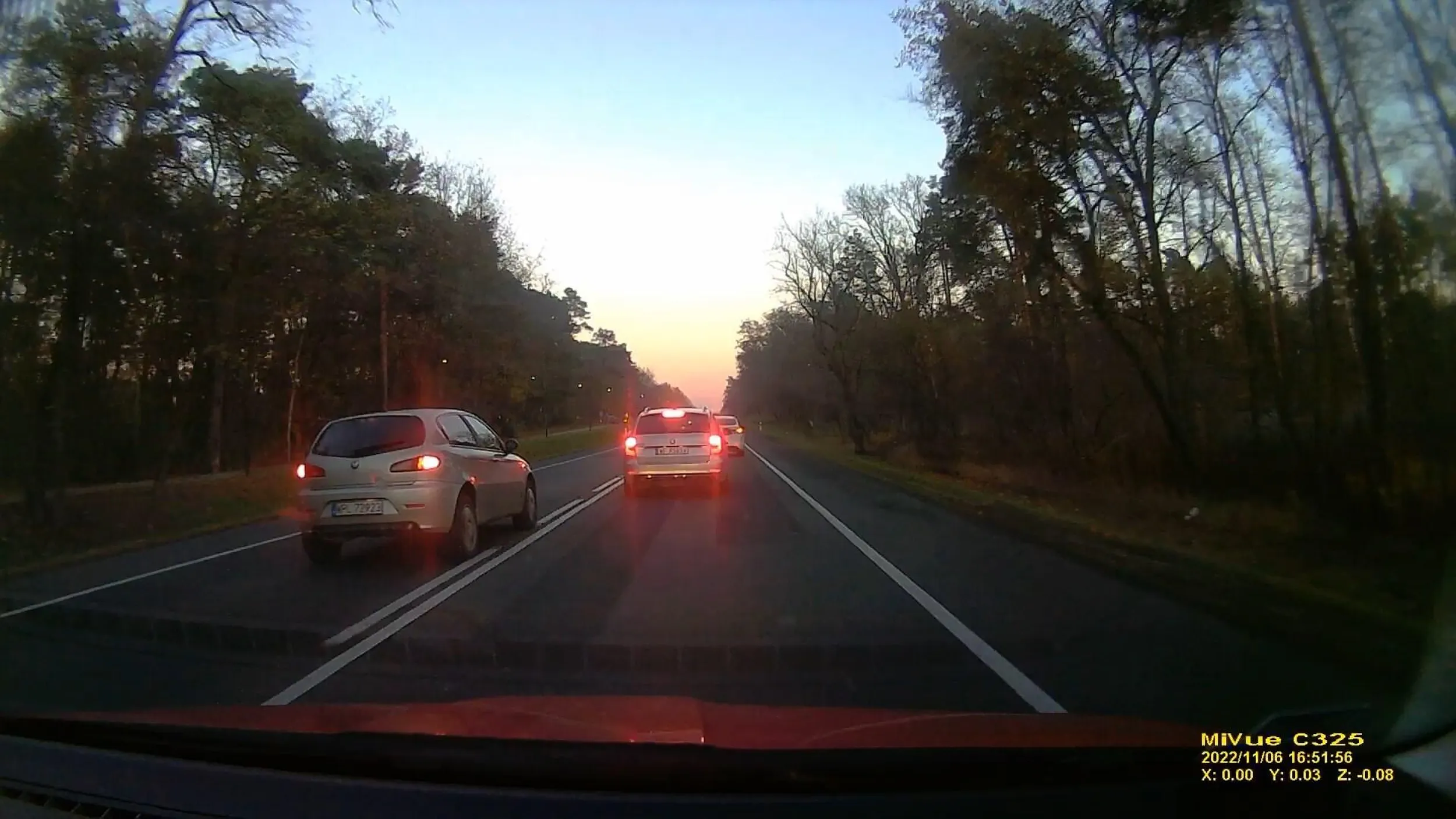 Wariat w Alfie ścigał się z BMW i Skodą na trasie Nowy Dwór Mazowiecki - Legionowo dnia 6.11.2022 wyprzedzając czterokrotnie na linii ciągłej lub przed przejściem/skrzyżowaniem a także na wzniesieniu.