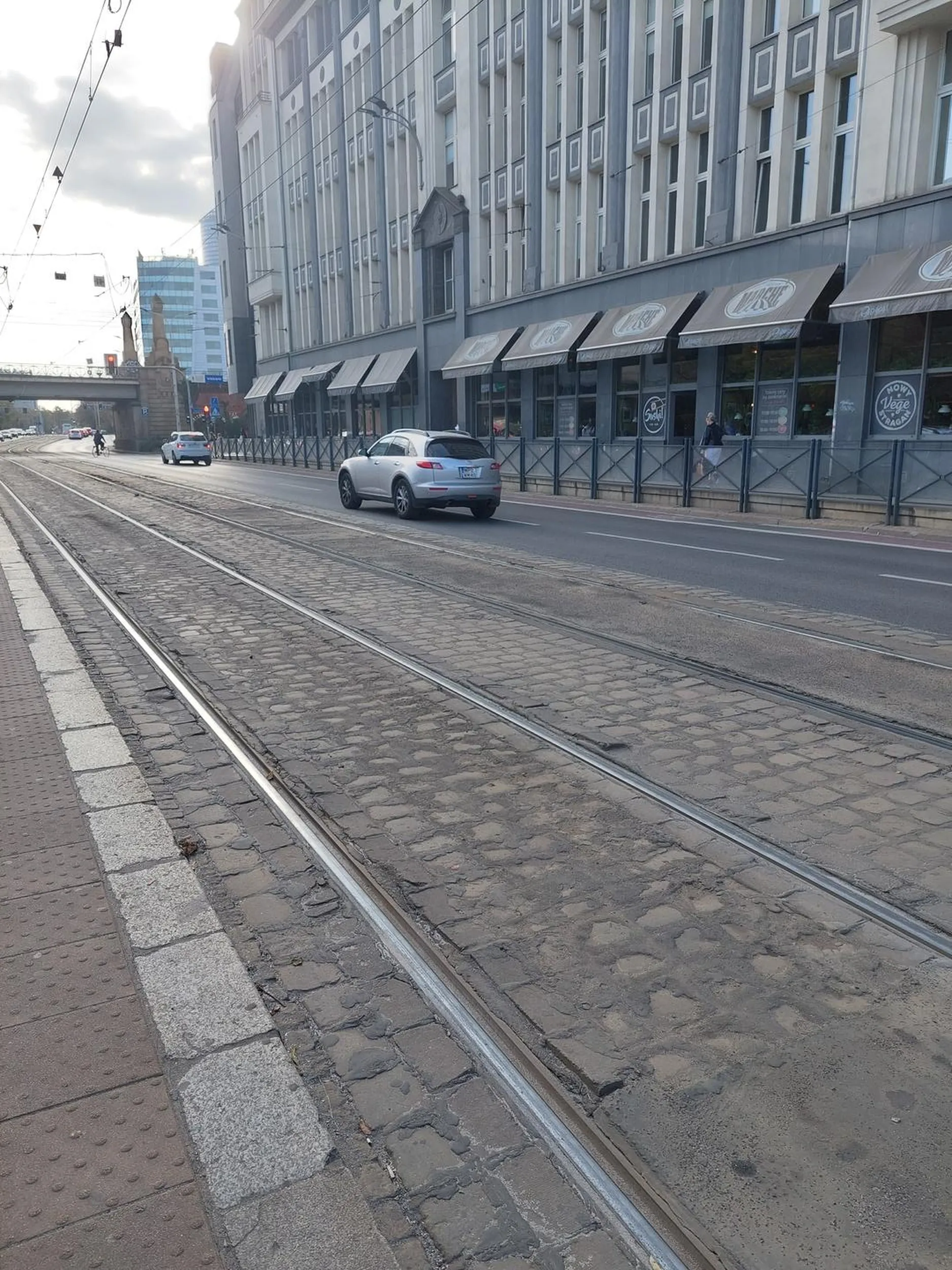 Skręcając w prawo na strzałce warunkowej ❗️po 1. Każdorazowo przed wjazdem się zatrzymujemy! ❗️po 1. Piesi, gdy dostają zielone to się zatrzymujesz, a nie wjeżdzasz w nich ze zdziwioną miną i czekasz na to, żeby nie wchodzili na nie! PONOWNY EGZAMIN