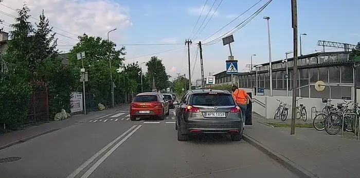 Zatrzymywanie się tuż przed przejściem dla pieszych, żeby wysadzić lub zabrać pasażera, zmuszając innych do omijania po podwójnej ciągłej. A kilkadziesiąt metrów wcześniej jest parking, gdzie można to zrobić bezpiecznie. Pasażerka wygląda na sprawną. Przejdzie ten kawałek, tym bardziej, że na peron i tak ma dłuższą drogę, na dodatek po schodach.