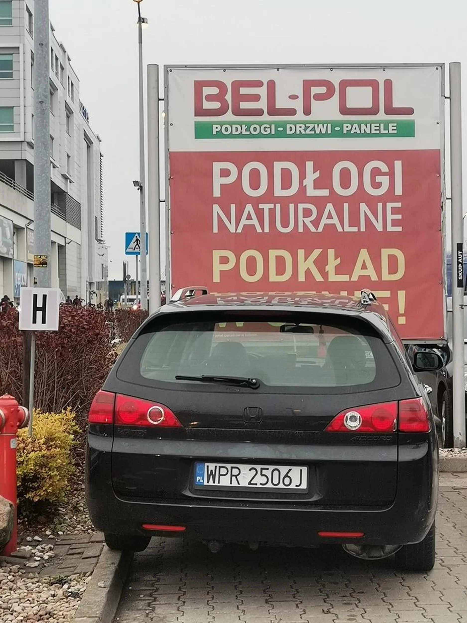 Pan zaprezentował totalne chamstwo wpychając się na miejsce na które czekała już wcześniej dając kierunek, pani w ciąży. Po informacji że czekała na to miejsce pierwsza odburknął coś i poszedł z pełną ignorancja. Masakra