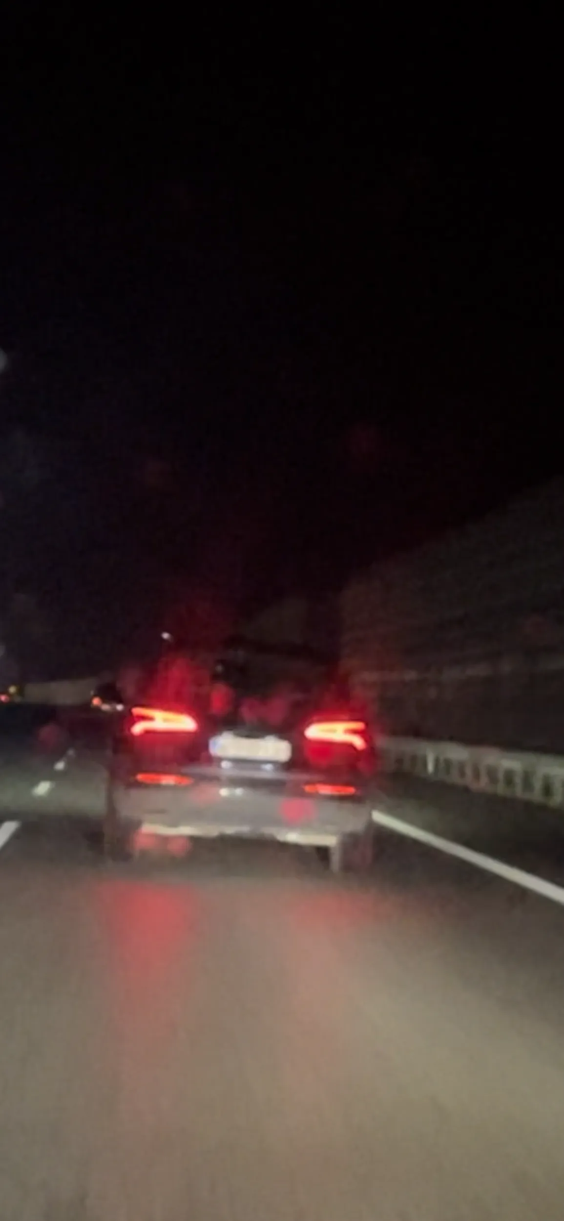 Czarne q7 gościu wymusza pierwszeństwo i później hamuje.Chce pewnie wymusić odszkodowanie.