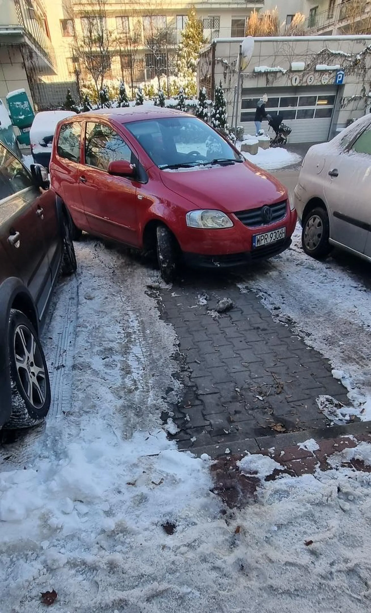 Pruszkowski mistrz parkowania. Połowa samochodu wystaje na ulicę, co znacząco utrudnia ruch.