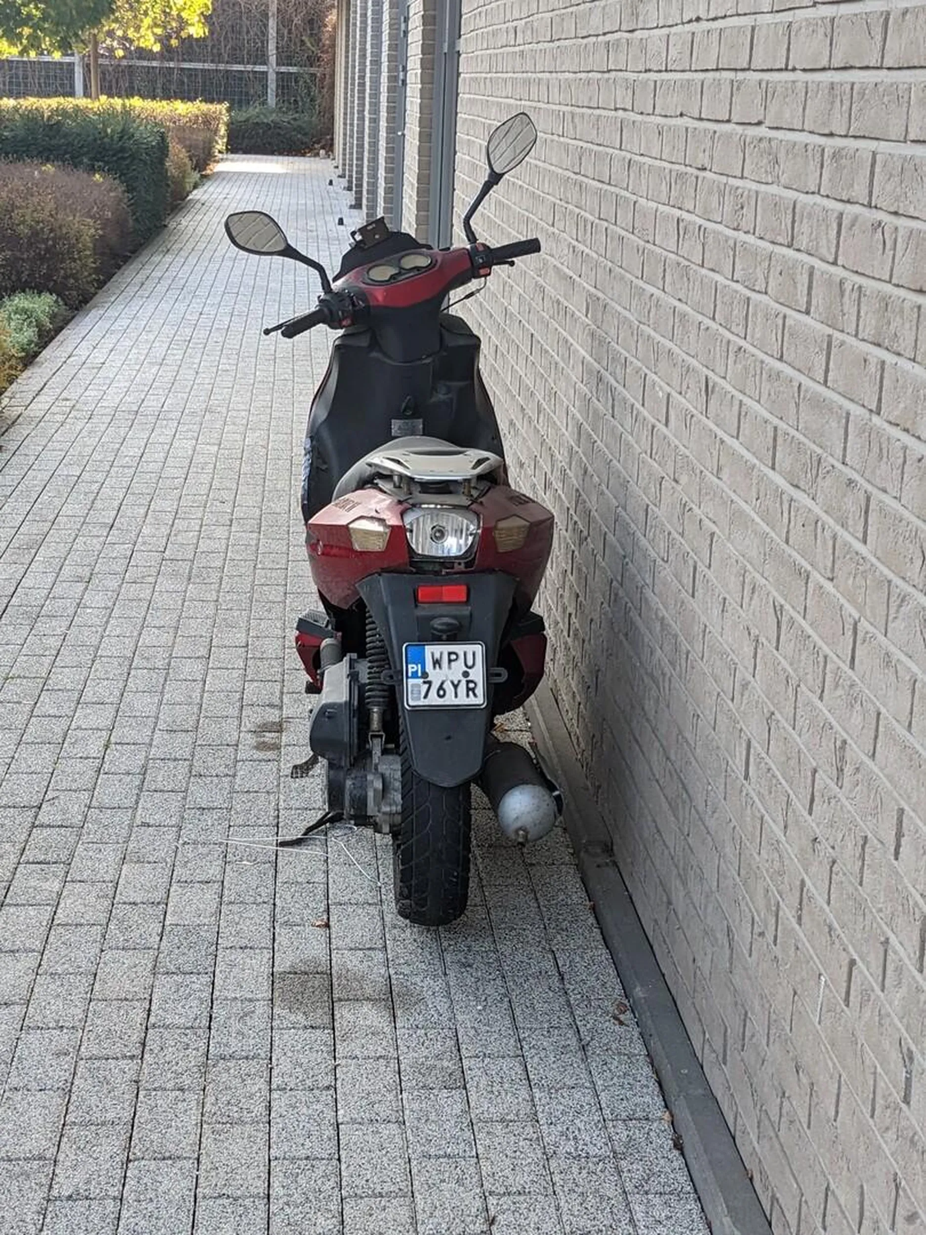 Stoi taki trup pod blokiem, w strefie zamieszkania, poza miejscem I tylko rdzewieje.